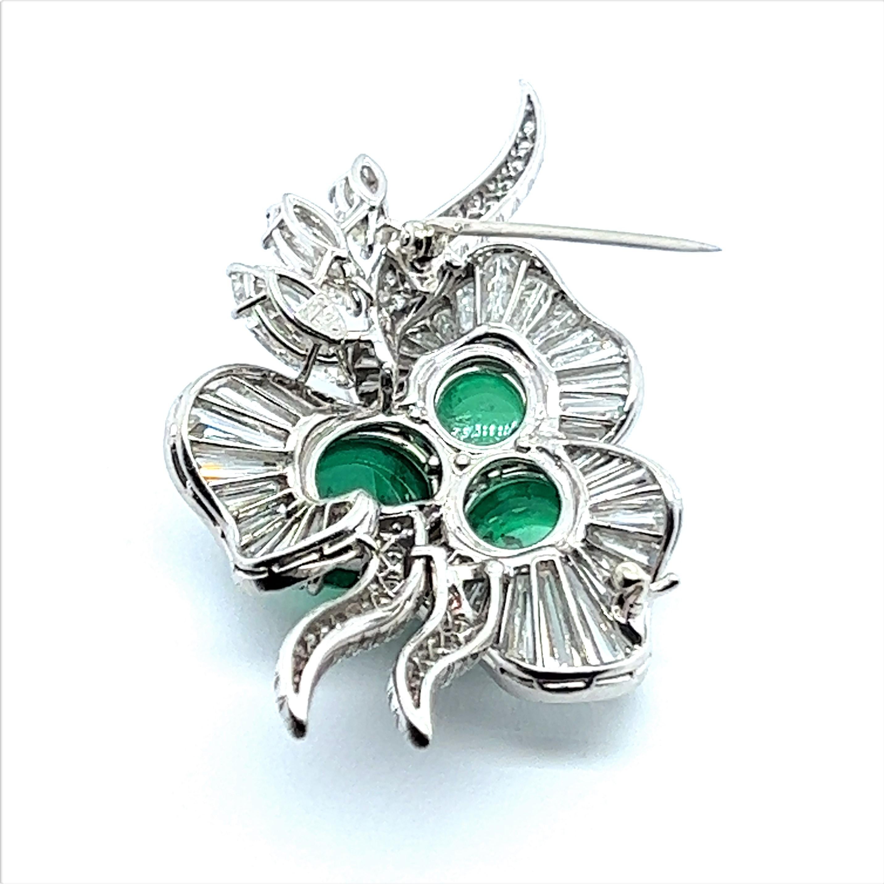 Mesmerizing Colombian Emerald Brooch with Diamonds in Platinum In Excellent Condition For Sale In Lucerne, CH