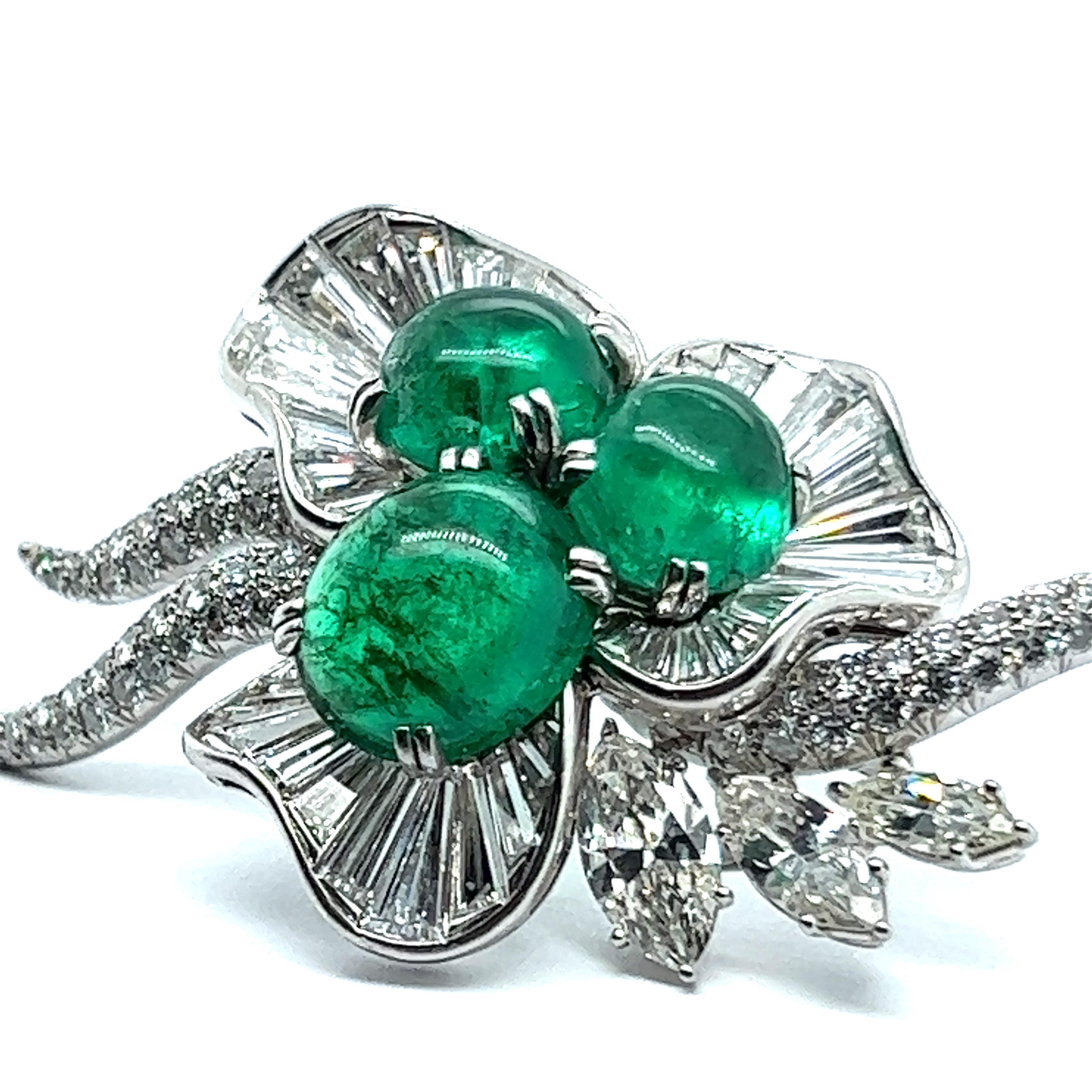 Women's or Men's Mesmerizing Colombian Emerald Brooch with Diamonds in Platinum For Sale