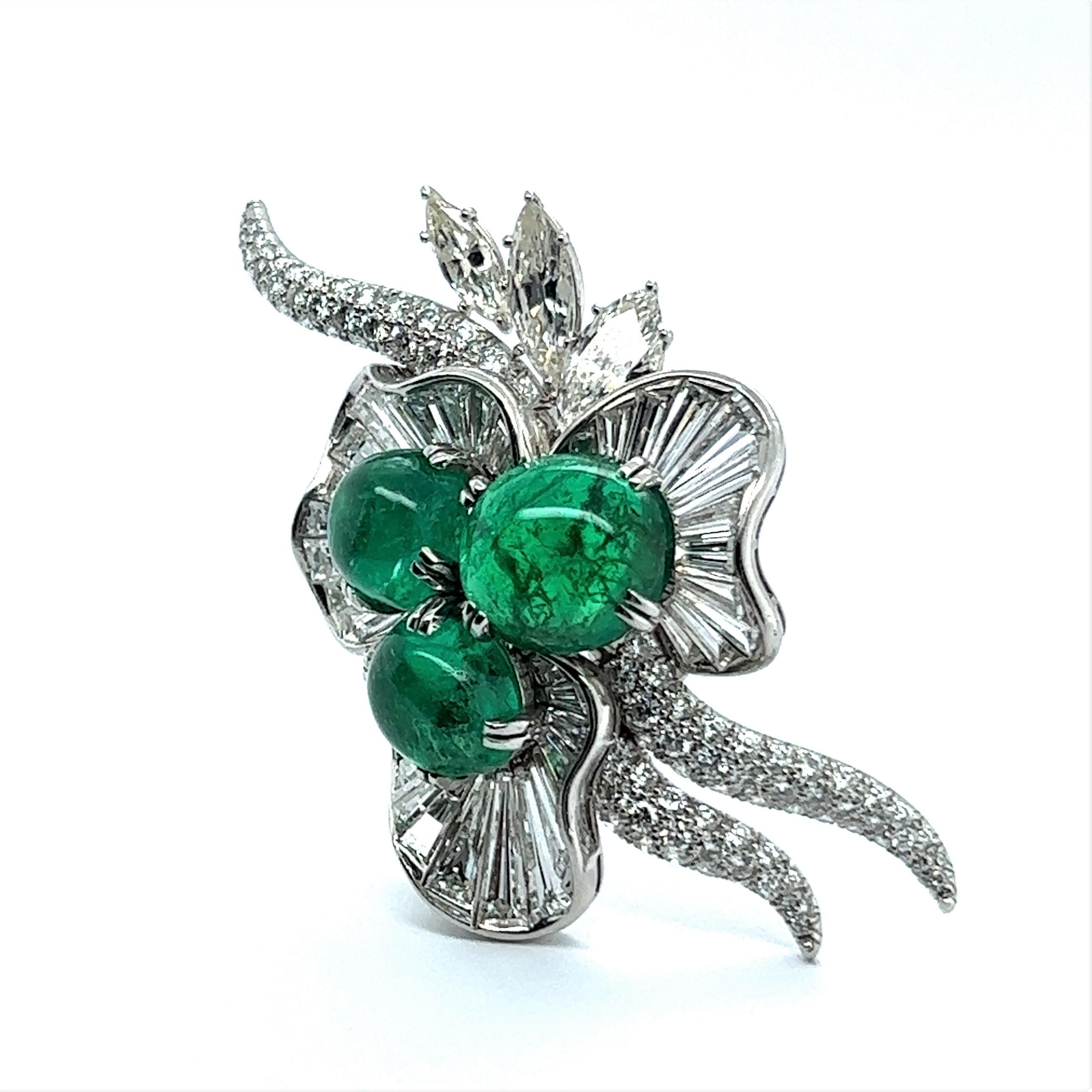 Mesmerizing Colombian Emerald Brooch with Diamonds in Platinum For Sale 1