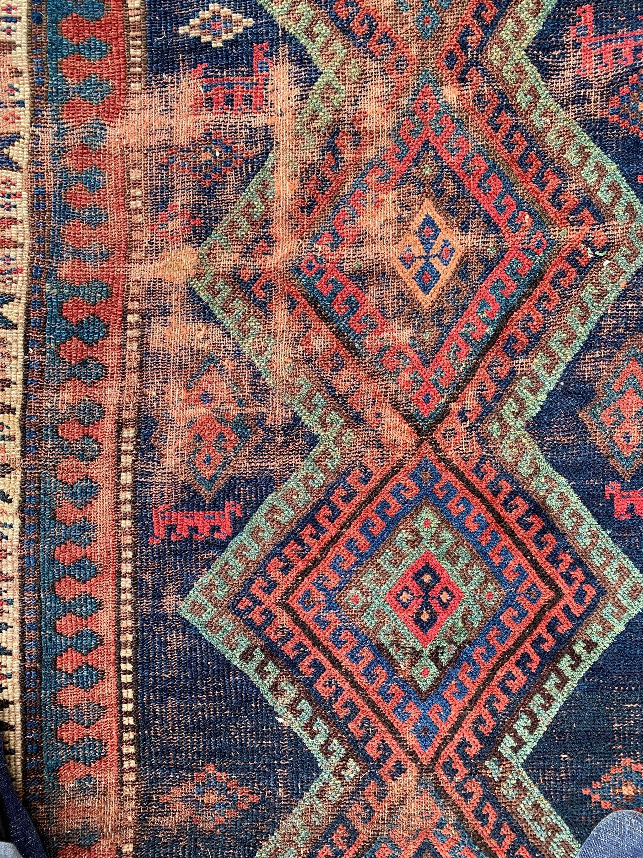 Milieu du XXe siècle Magnifique tapis géométrique antique tribal en vente