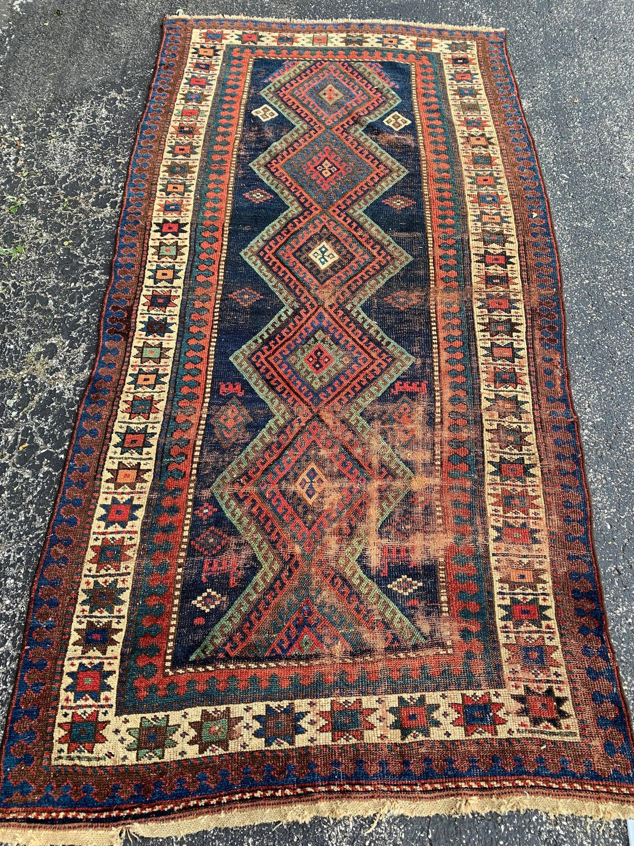Laine Magnifique tapis géométrique antique tribal en vente