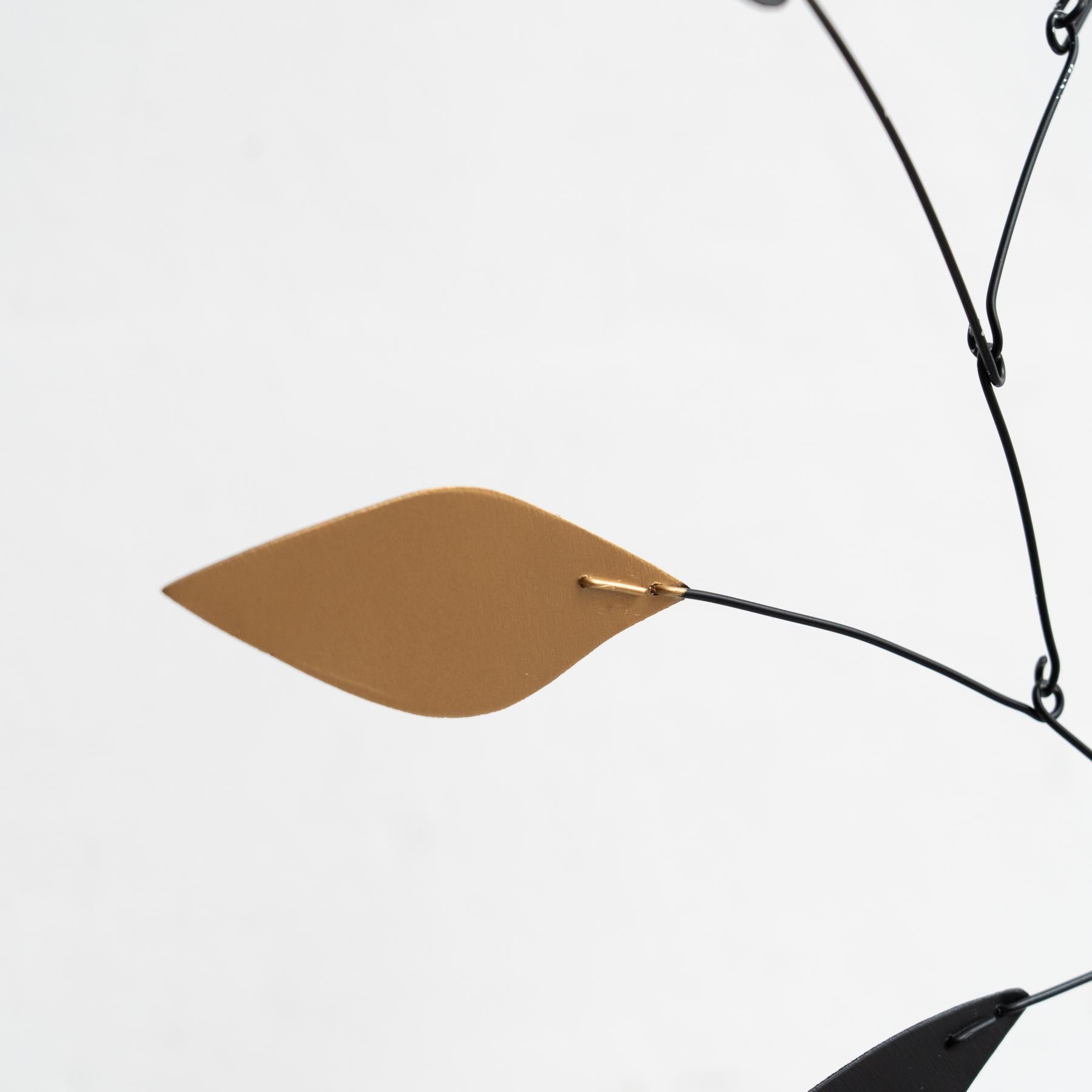 Cinétique hypnotique : Sculpture en fer - mouvement et couleur peints en vente 4
