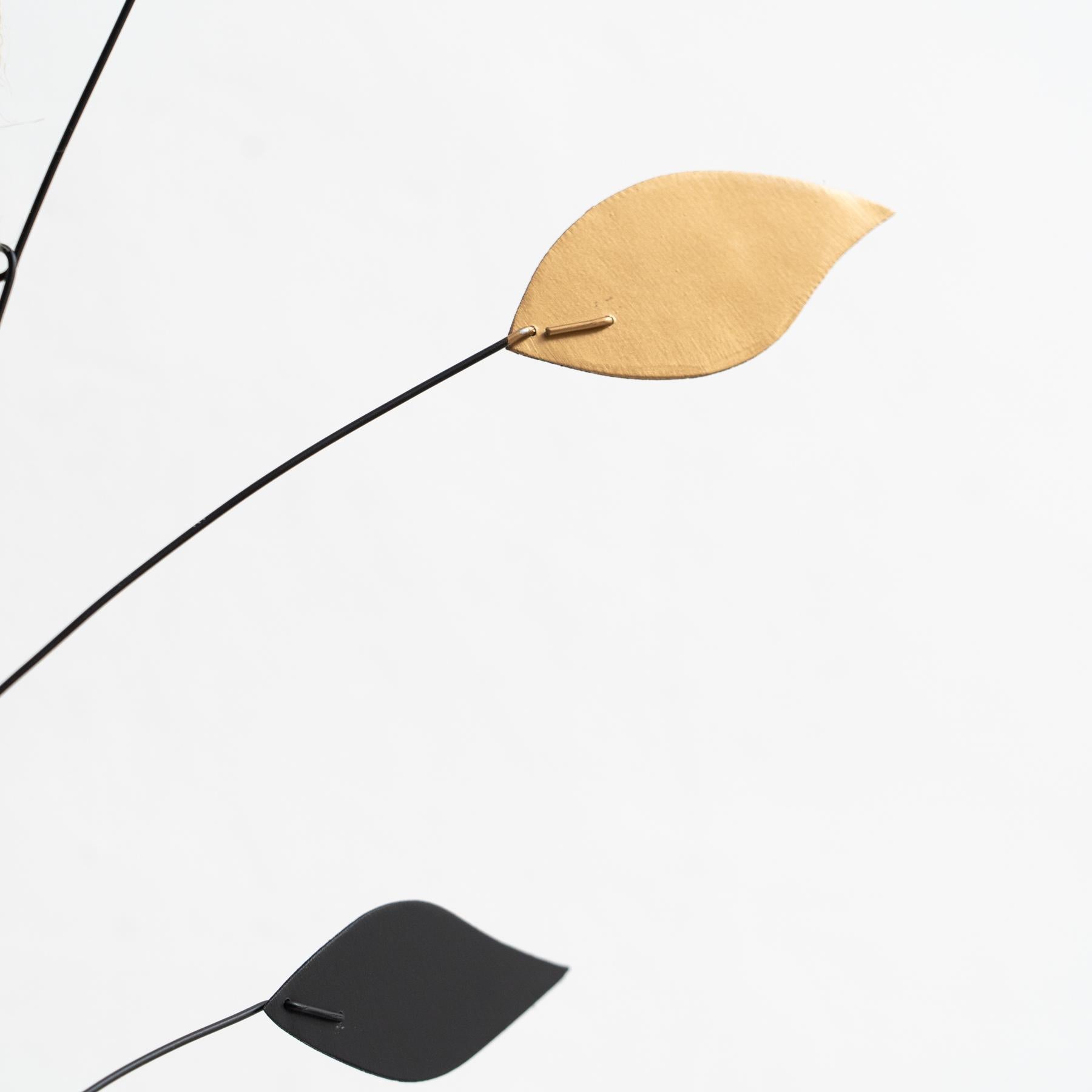 Cinétique hypnotique : Sculpture en fer - mouvement et couleur peints en vente 5
