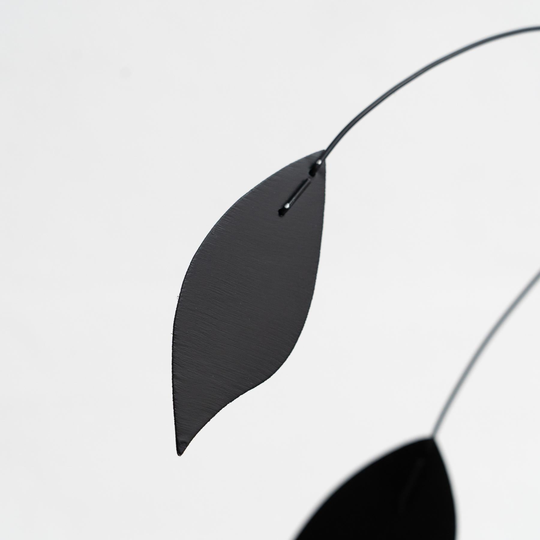 Mesmerizing Kinetics: Eisenskulptur - Gemalte Bewegung und Farbe im Angebot 5
