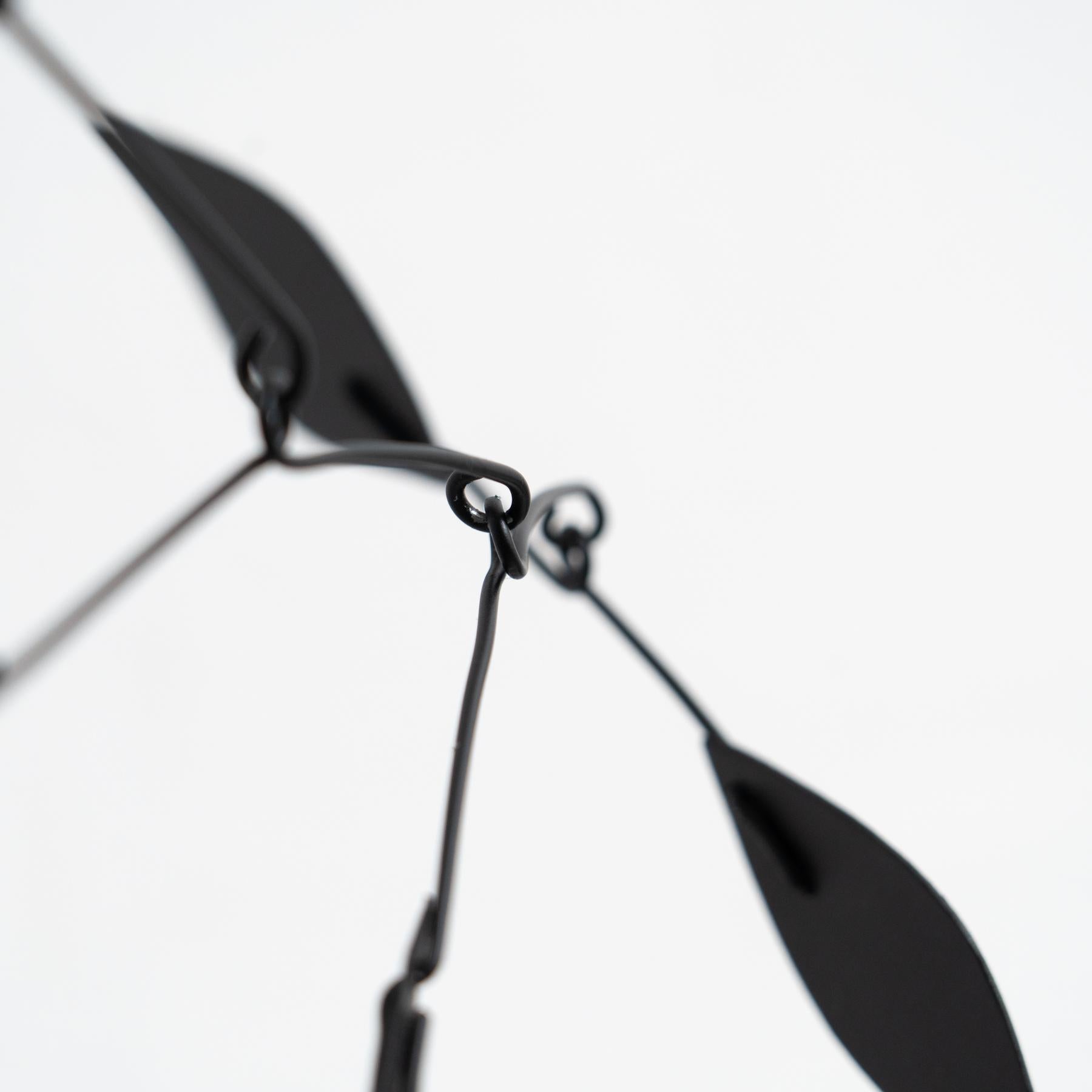 Cinétique hypnotique : Sculpture en fer - mouvement et couleur peints en vente 6