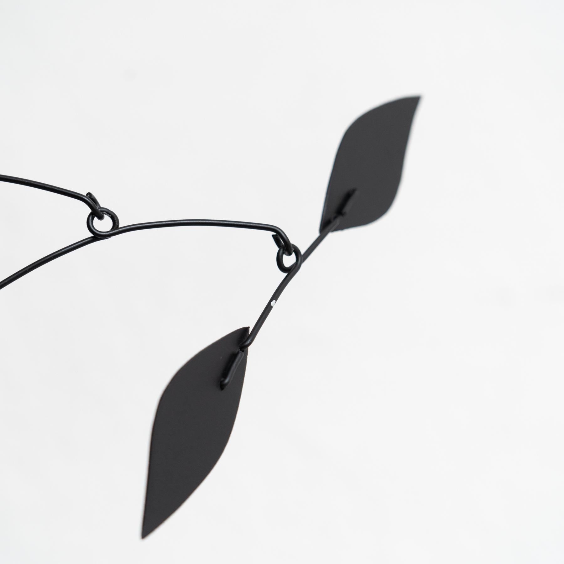 Cinétique hypnotique : Sculpture en fer - mouvement et couleur peints en vente 9