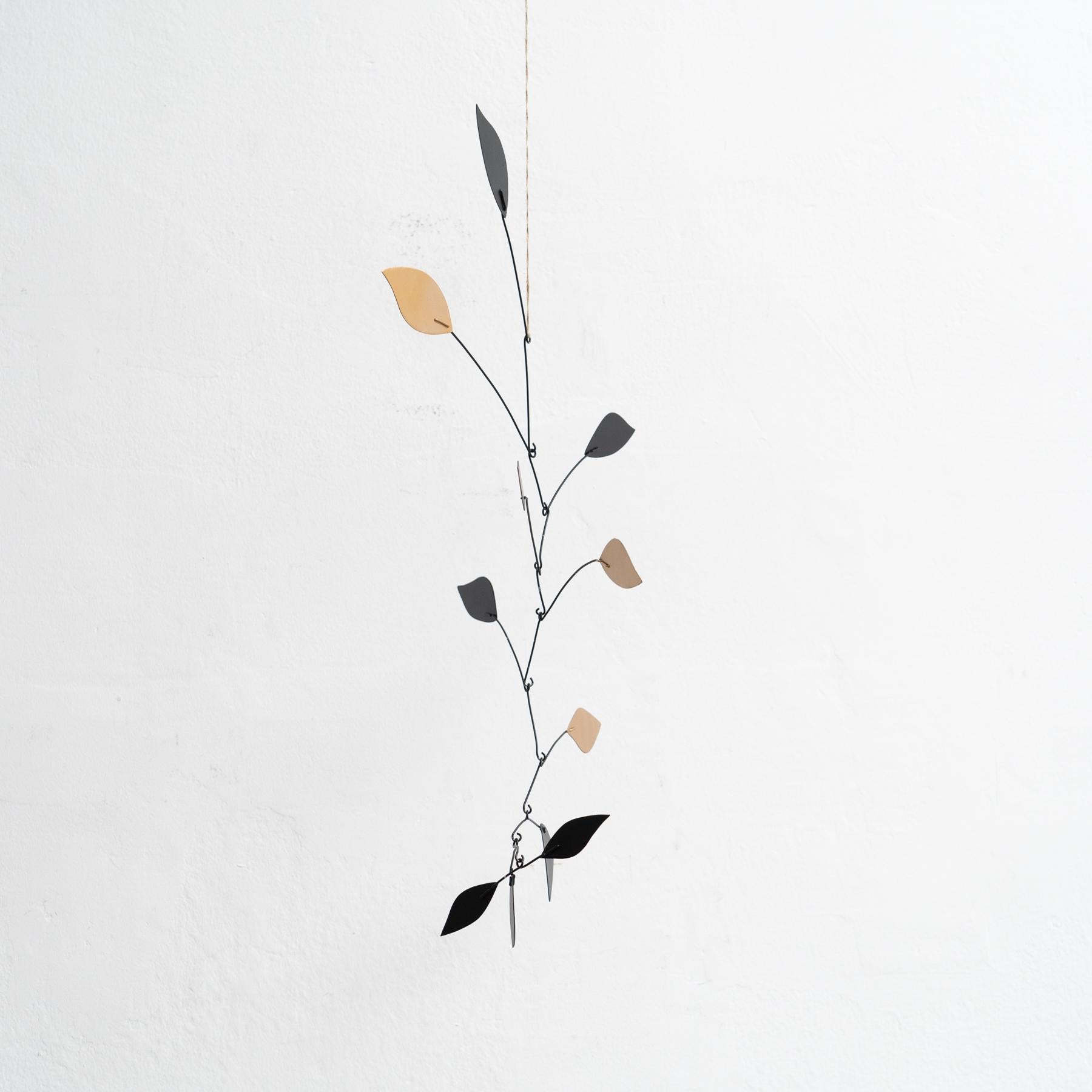 Métal Cinétique hypnotique : Sculpture en fer - mouvement et couleur peints en vente