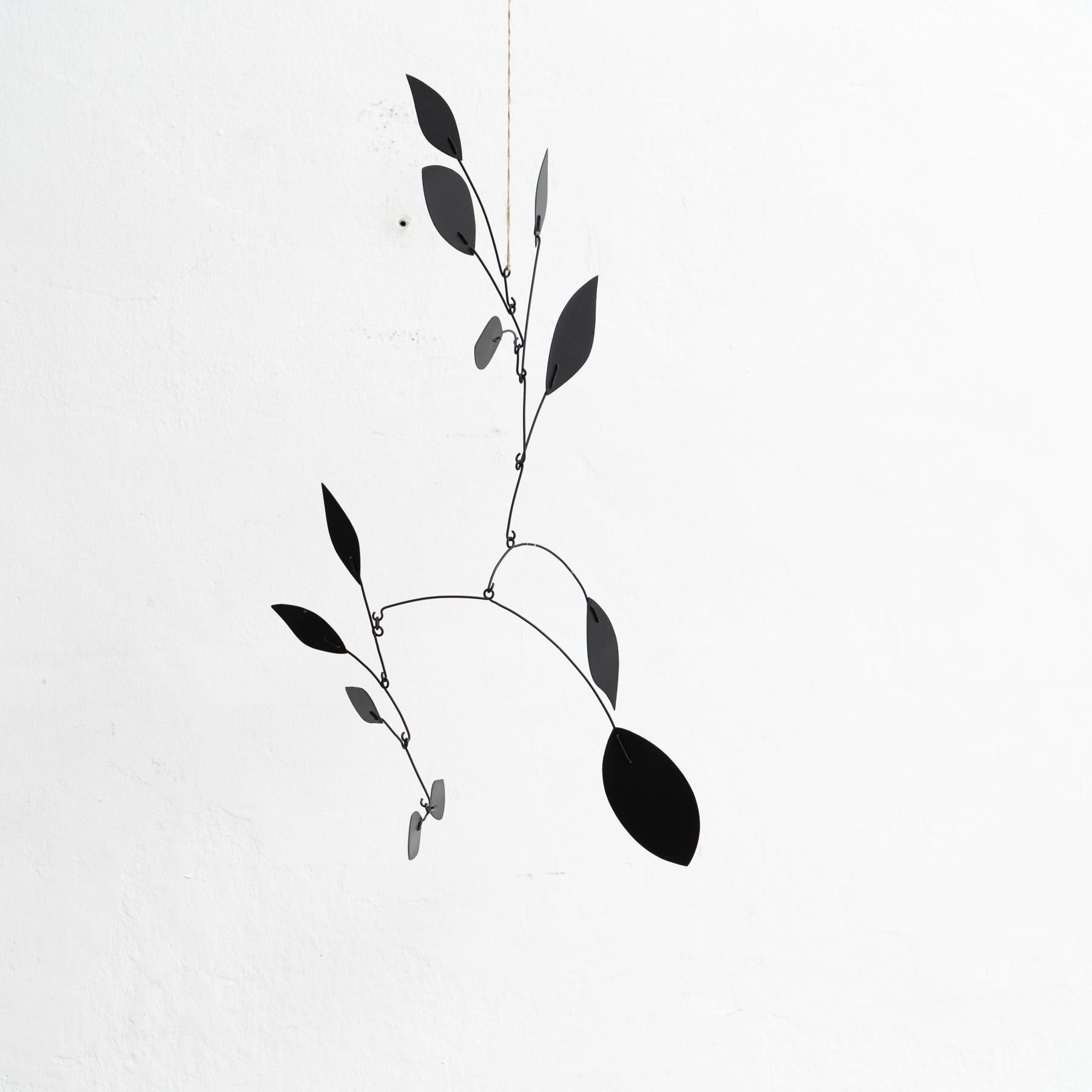 Mesmerizing Kinetics: Eisenskulptur - Gemalte Bewegung und Farbe (Metall) im Angebot