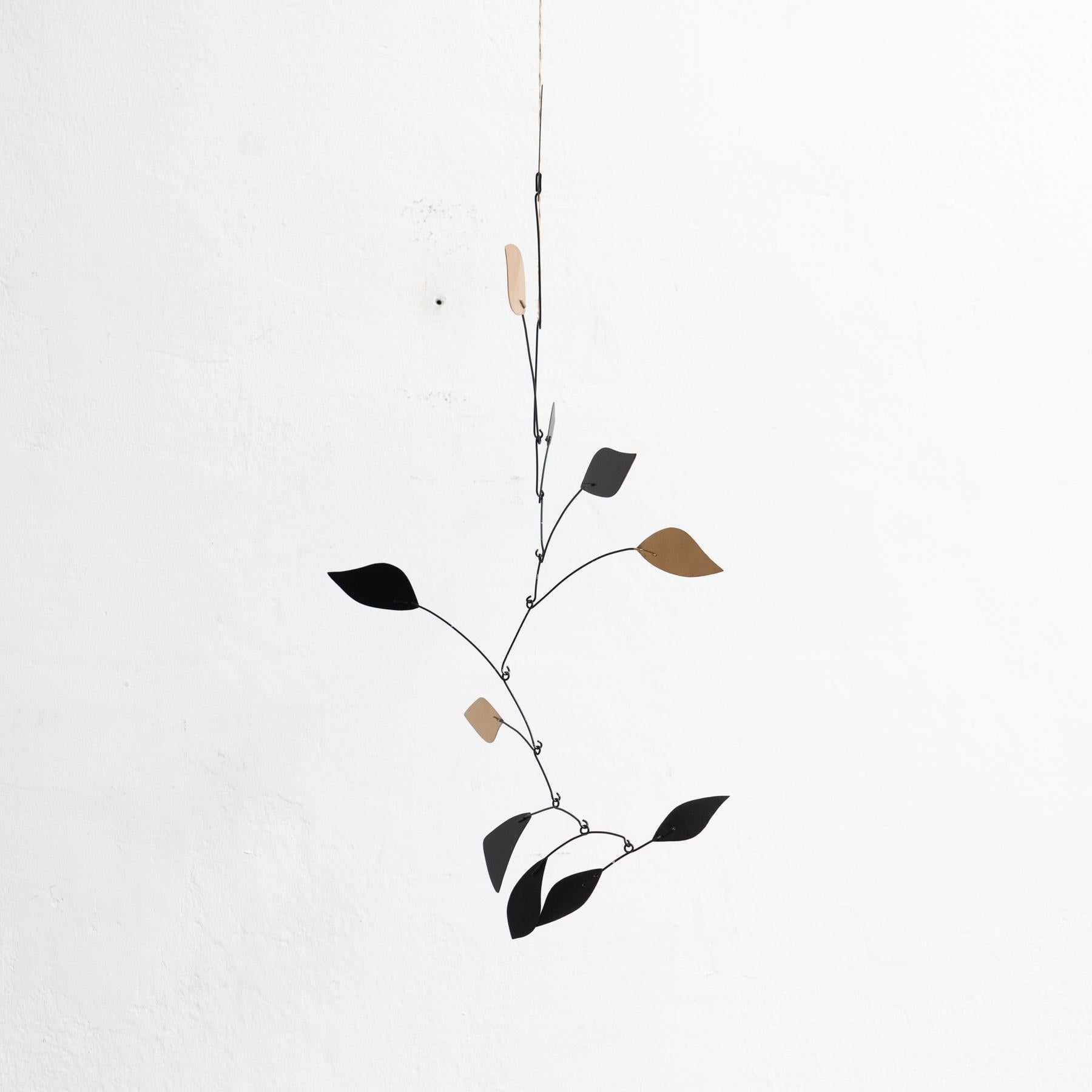 Cinétique hypnotique : Sculpture en fer - mouvement et couleur peints en vente 1