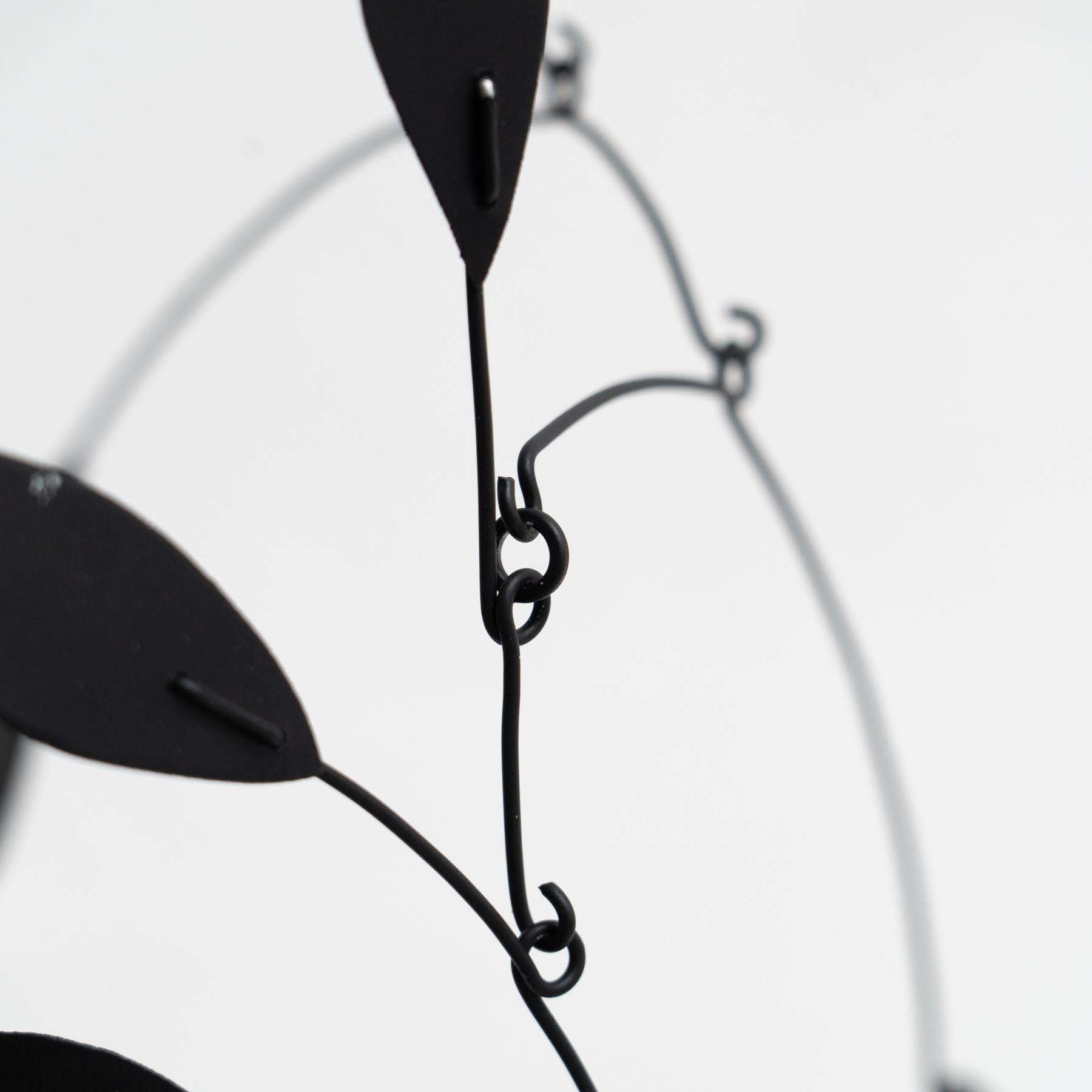 Mesmerizing Kinetics: Eisenskulptur - Gemalte Bewegung und Farbe im Angebot 1