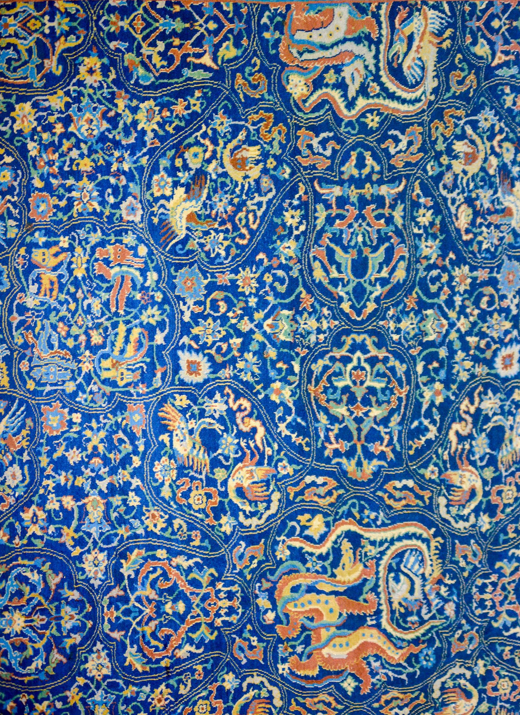 Un étonnant tapis indien Agra de la fin du 19e siècle avec un motif d'arabesques sur toute la surface, avec des dragons, des phénix et une myriade d'oiseaux, de fleurs et de vignes sur un fond indigo foncé. La bordure reprend le même motif que le