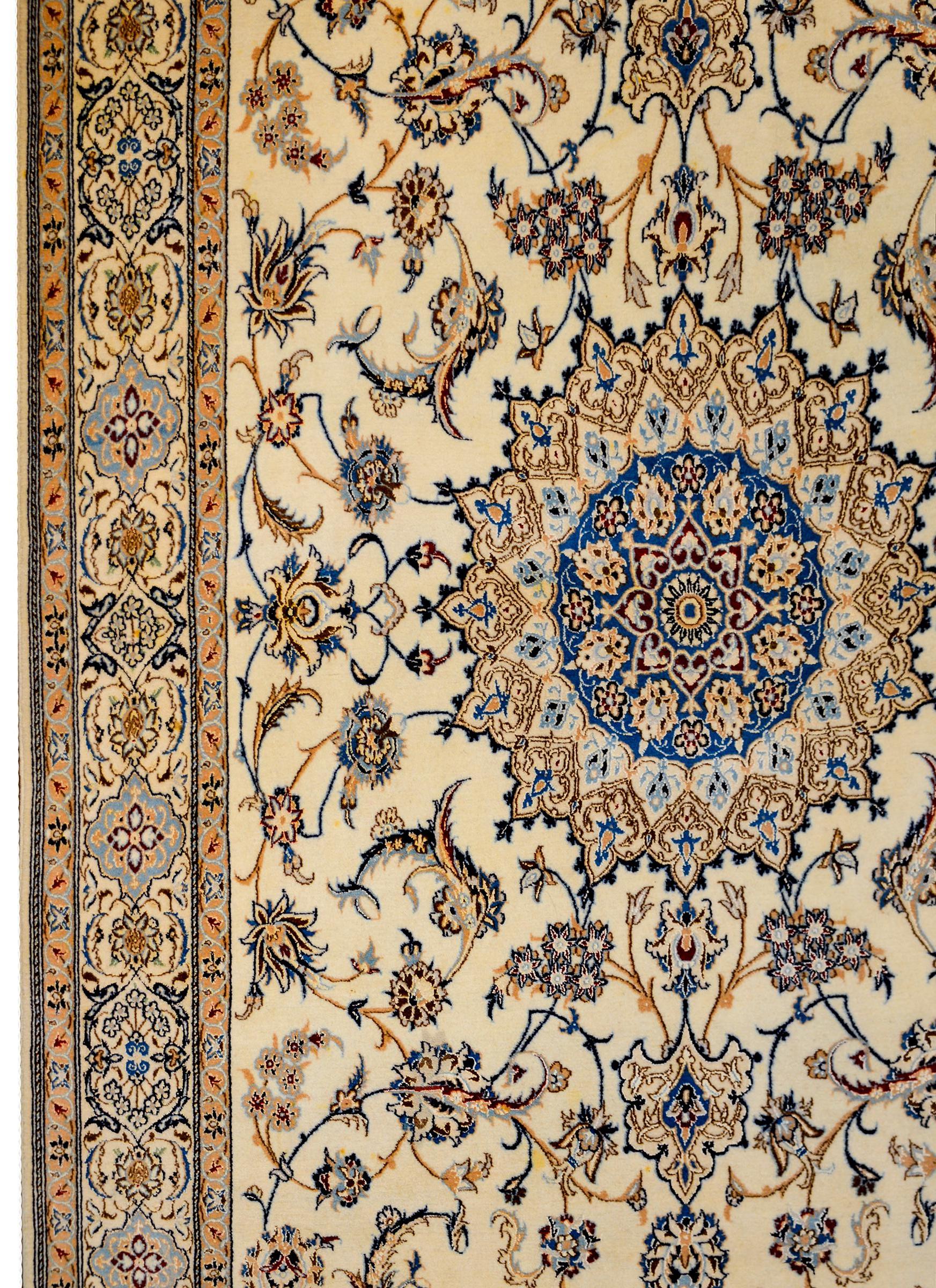 Mesmerizing Silk and Wool Isfahan Rug In Good Condition In Chicago, IL