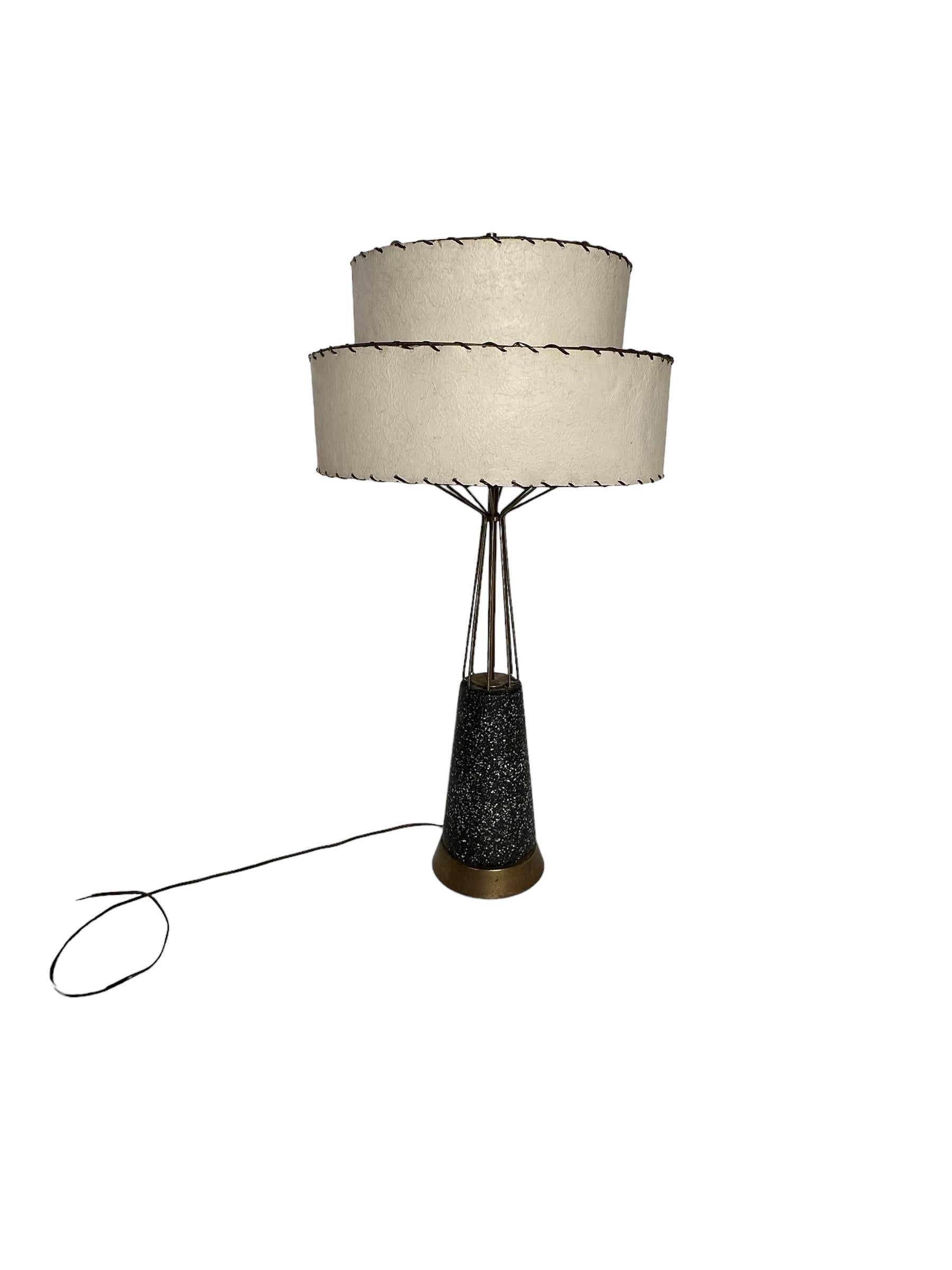 20ième siècle Magnifique lampe de table unique de style mi-siècle moderne en vente