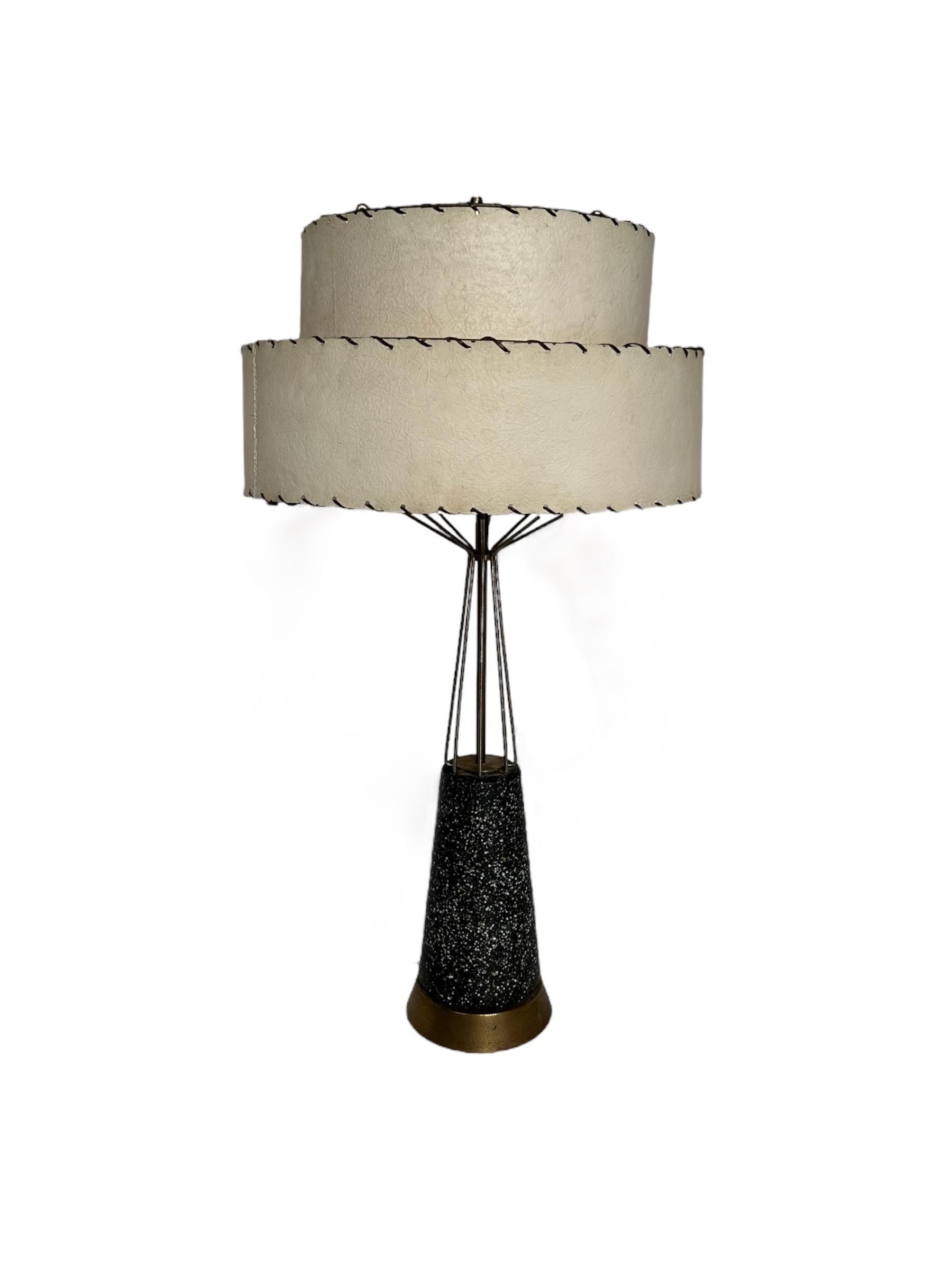 Laiton Magnifique lampe de table unique de style mi-siècle moderne en vente