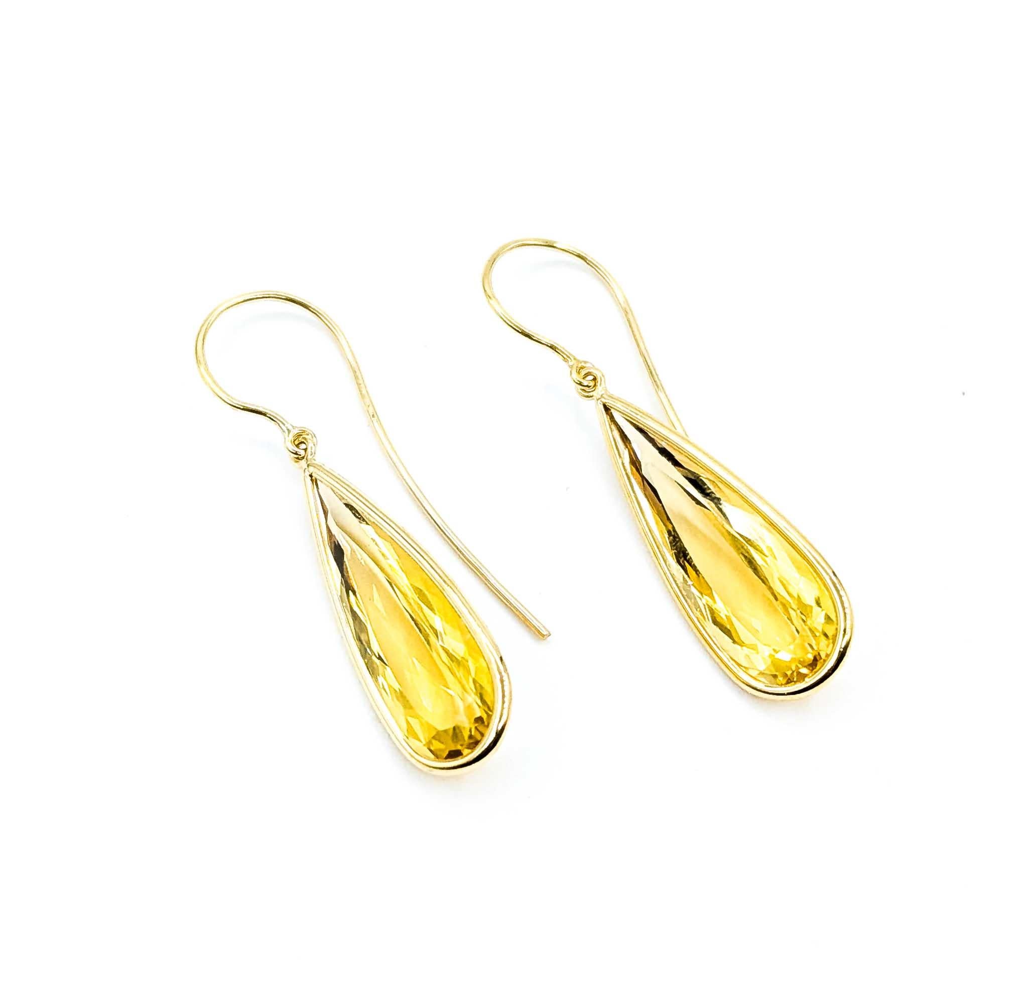 Boucles d'oreilles béryl jaune en or exquis 18k

Découvrez l'attrait de nos boucles d'oreilles en béryl jaune. Exquisément réalisées en or jaune 18 carats, ces boucles d'oreilles sont un exemple d'élégance et de sophistication. Le design présente