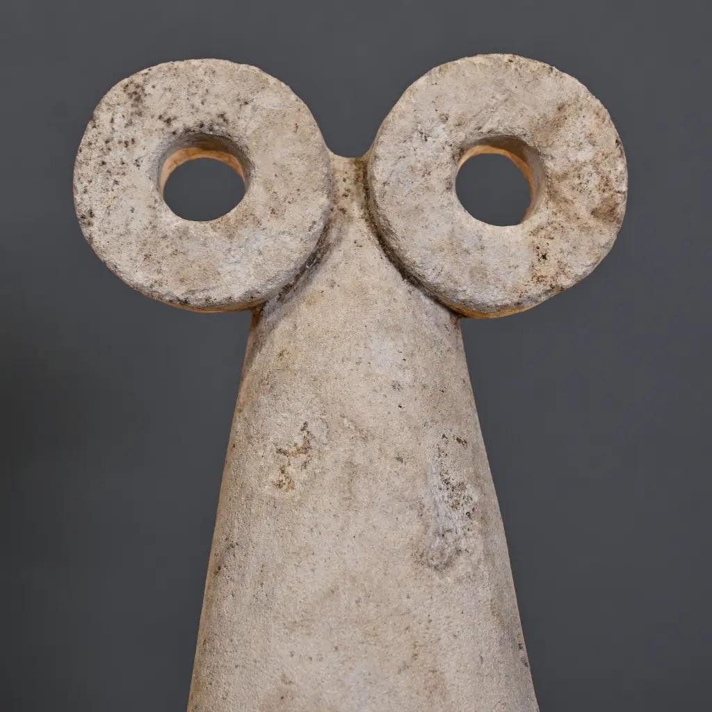 This Mesopotamian sandstone idol is a handcrafted reproduction inspired by ancient votive figures dating back over 4000 years. Its abstract silhouette, reduced to two large symbolic eyes, reflects the spiritual strength and simplicity of early
