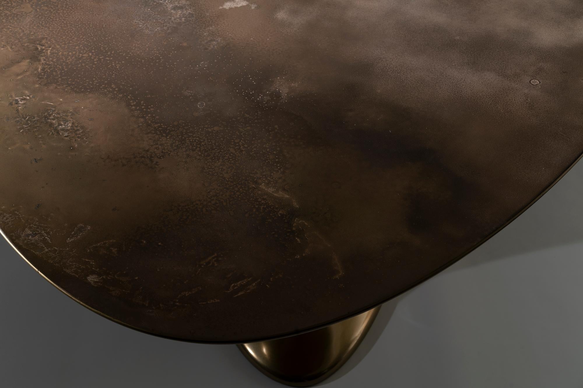 Messier 104, table de salle à manger ovale sculptée en bronze du 21e siècle Neuf - En vente à Sofia, BG
