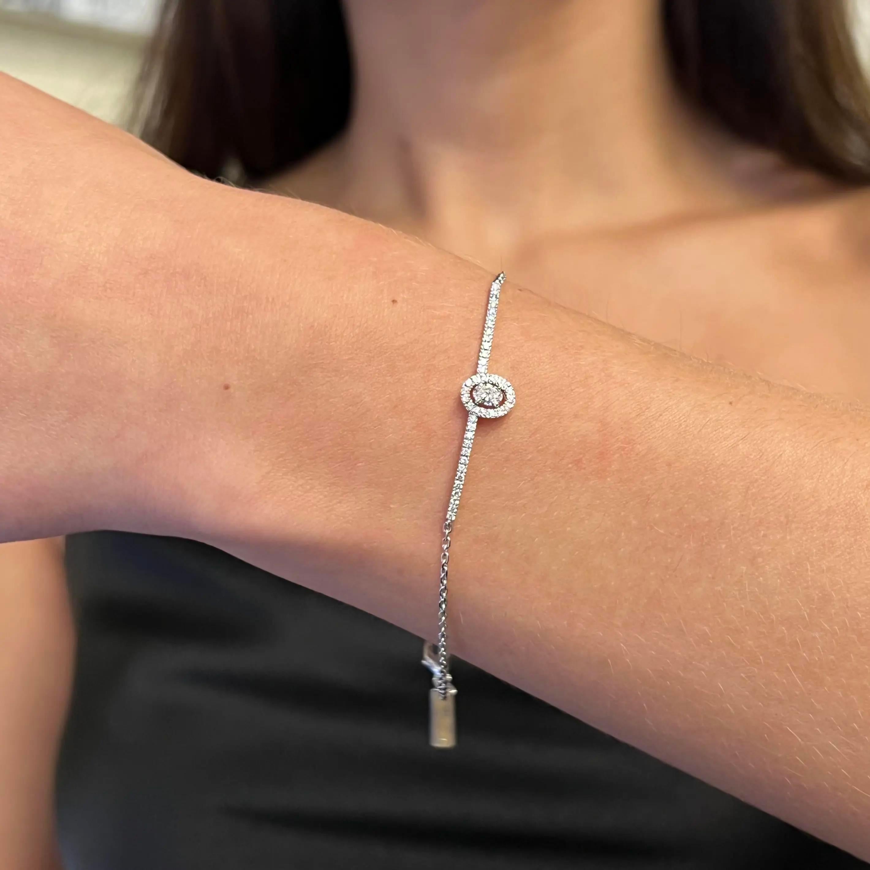 Dieses elegante Messika Glam'Azone Diamantkettenarmband ist der perfekte Alltagslook. Gefertigt aus hochglanzpoliertem 18 Karat Weißgold. Es verfügt über Zacken gesetzt oval geschliffenen Diamanten mit runden Diamanten Halo in der Mitte mit