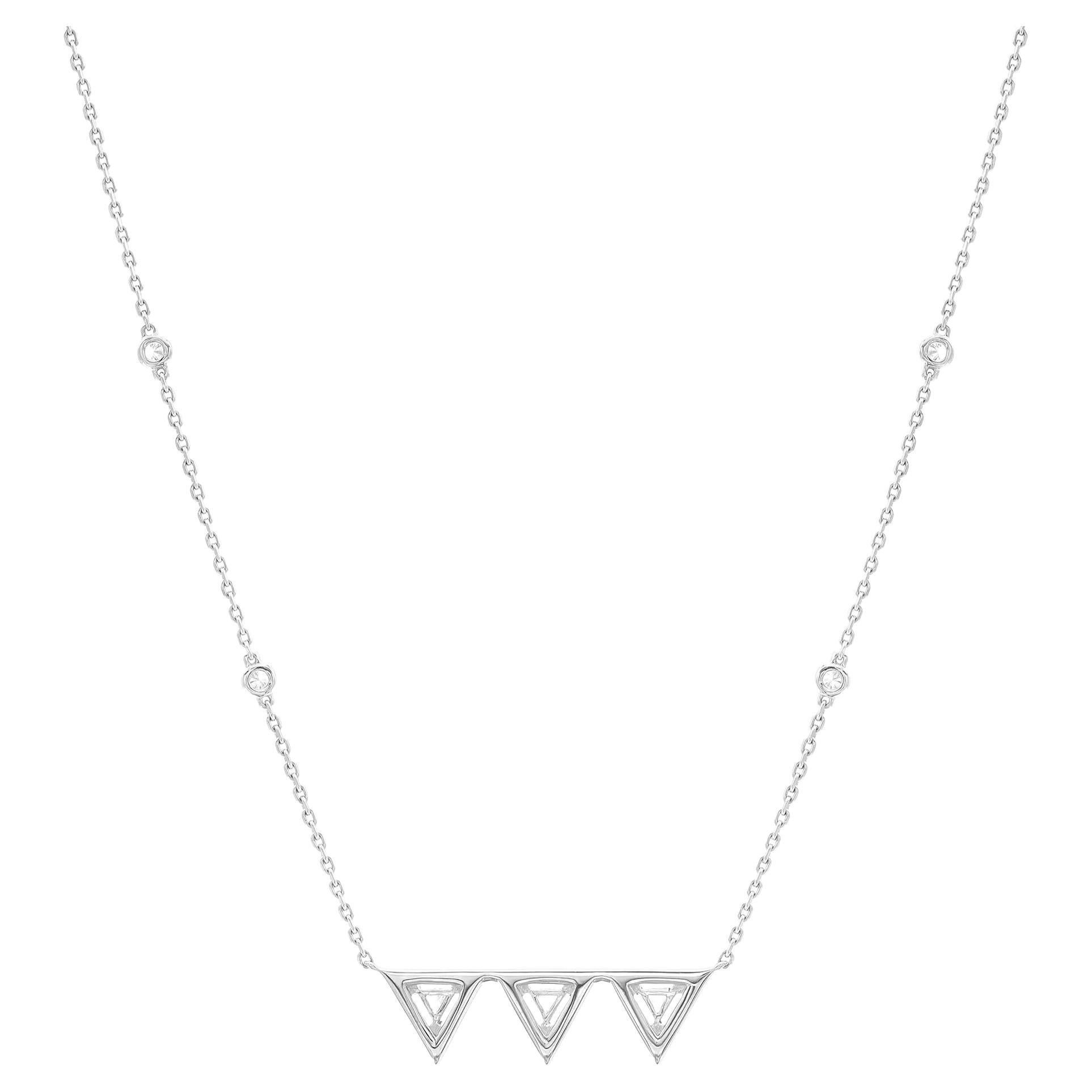 Éblouissez avec ce ravissant collier à chaîne en diamants Messika Thea Toi & Moi. Ajoutez de l'éclat à votre look avec ce pendentif serti de trois diamants triangulaires et d'un halo de diamants ronds, attaché à une chaîne de diamants par mètre.