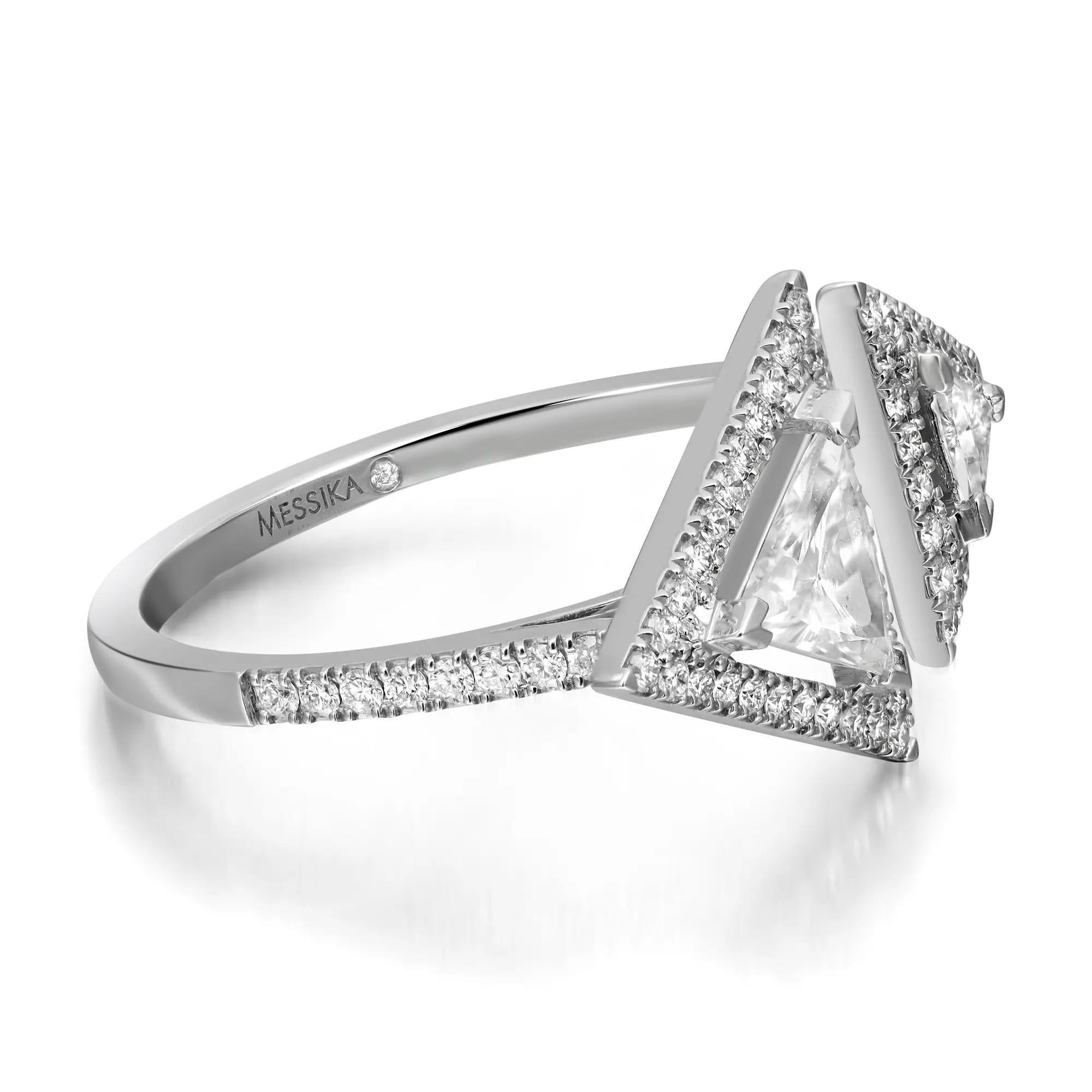 Cette magnifique bague en diamant Messika Thea Toi & Moi, unique en son genre, est réalisée en or blanc 18 carats. Orné de deux diamants triangulaires avec un halo de diamants ronds de taille brillant en serti pave. Poids total des diamants : 0,65