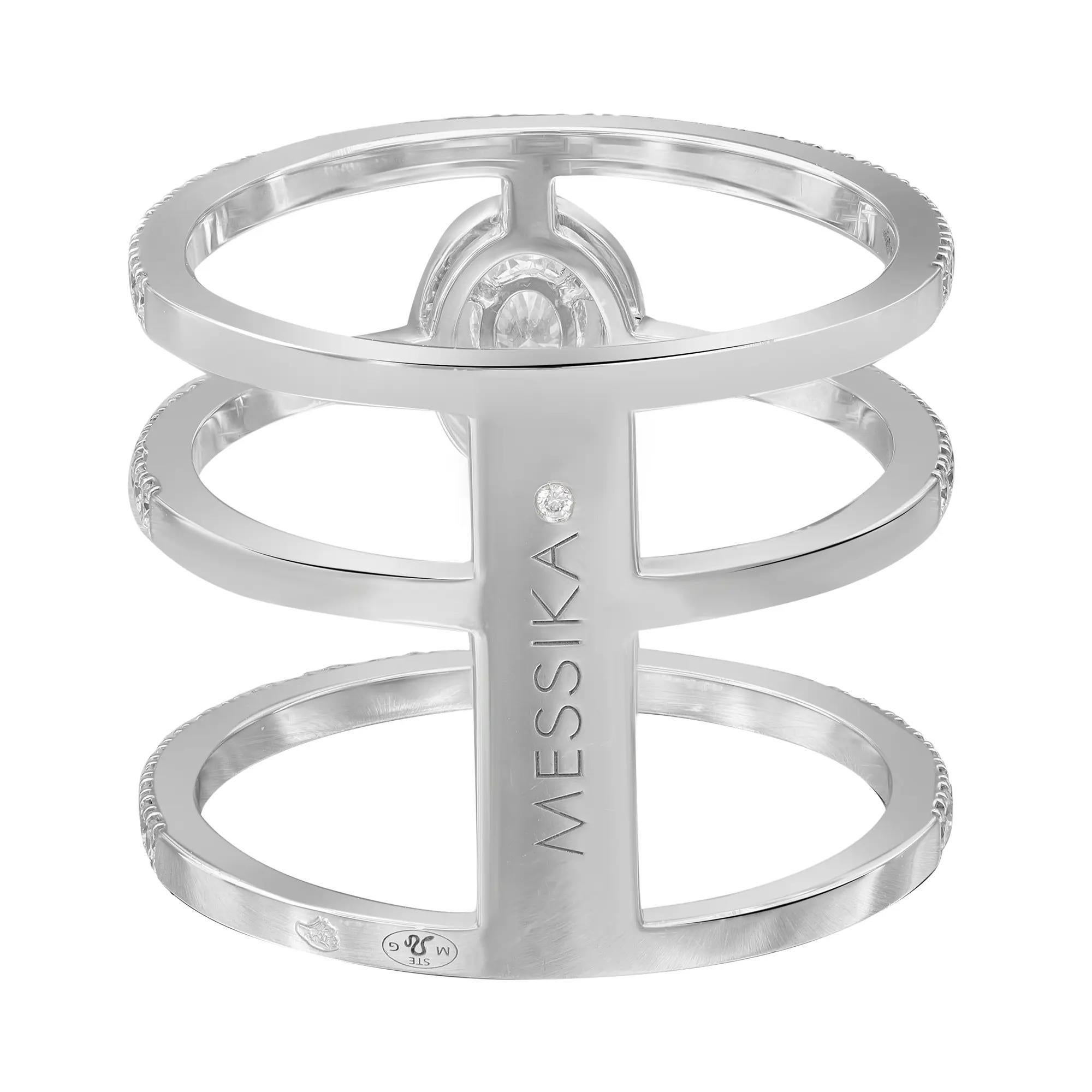Parla dell'audace e bellissimo anello a fascia larga con 3 file di diamanti Messika Glam'Azone. Questo anello presenta un diamante ovale incastonato al centro, circondato da un'aureola di diamanti rotondi taglio brillante e da un anello a tre fasce