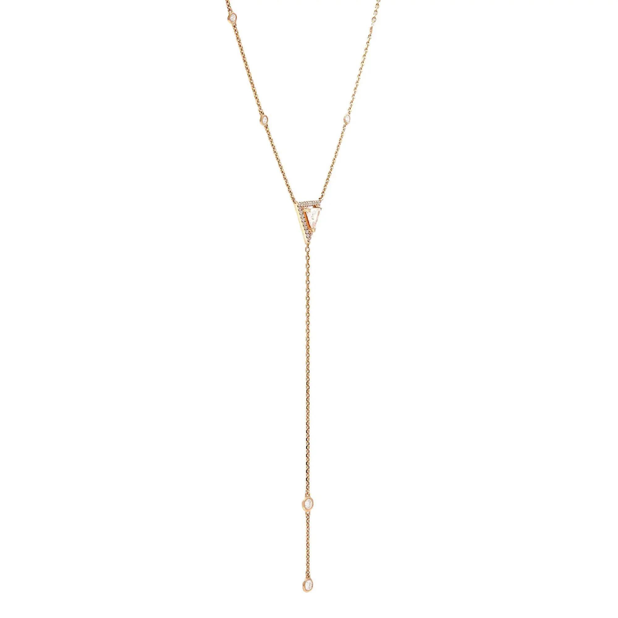 Si délicate et jolie, elle est parfaite pour toutes les occasions. Ce magnifique collier lariat en diamants Messika Cravate Thea est réalisé en or rose 18 carats. Elle est ornée d'un diamant triangulaire serti au centre, d'un halo de diamants ronds