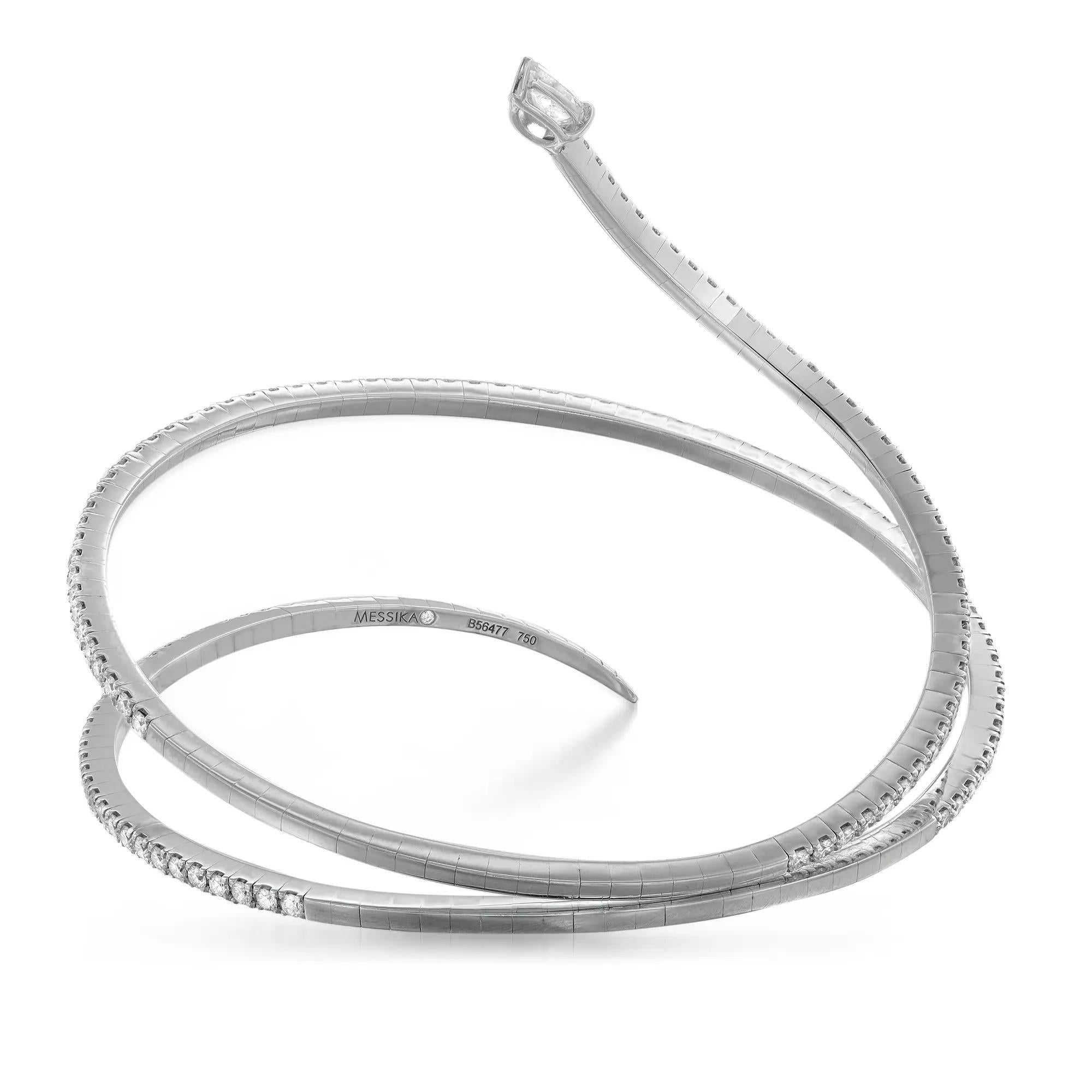Embrassez votre poignet avec ce bracelet fantaisie Snake Skinny 2 de Messika, unique en son genre. Whiting en or blanc lustré 18K. Ce magnifique bracelet présente un diamant en forme de poire serti à une extrémité et des diamants ronds de taille