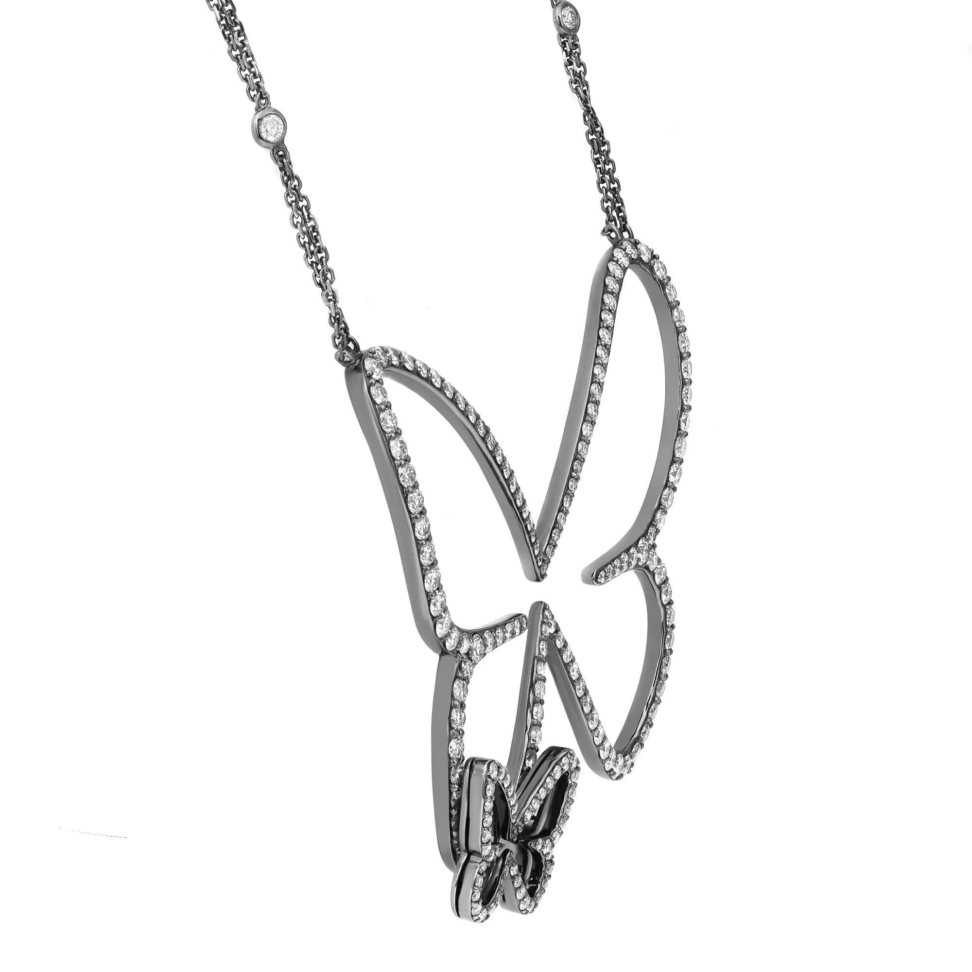 Innamorati di questa bellissima collana a catena con ciondolo Messika Butterfly che sfoggia diamanti taglio rotondo incastonati in una grande farfalla aperta e una piccola farfalla in basso con effetto specchio. Attaccato a una catena di diamanti da