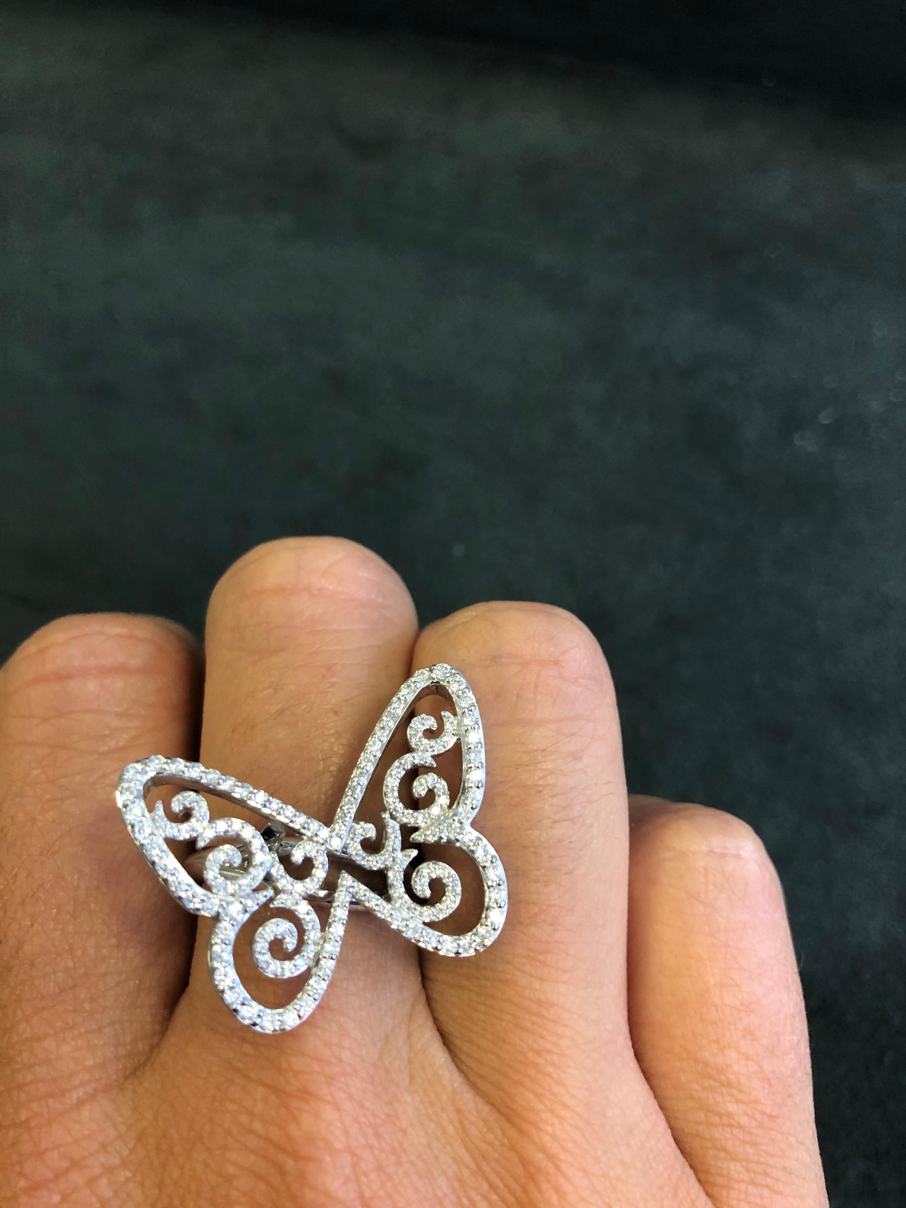 Messika Butterfly Arabesque Ring in 18 Karat White Gold Set with Diamonds In New Condition For Sale In London, GB