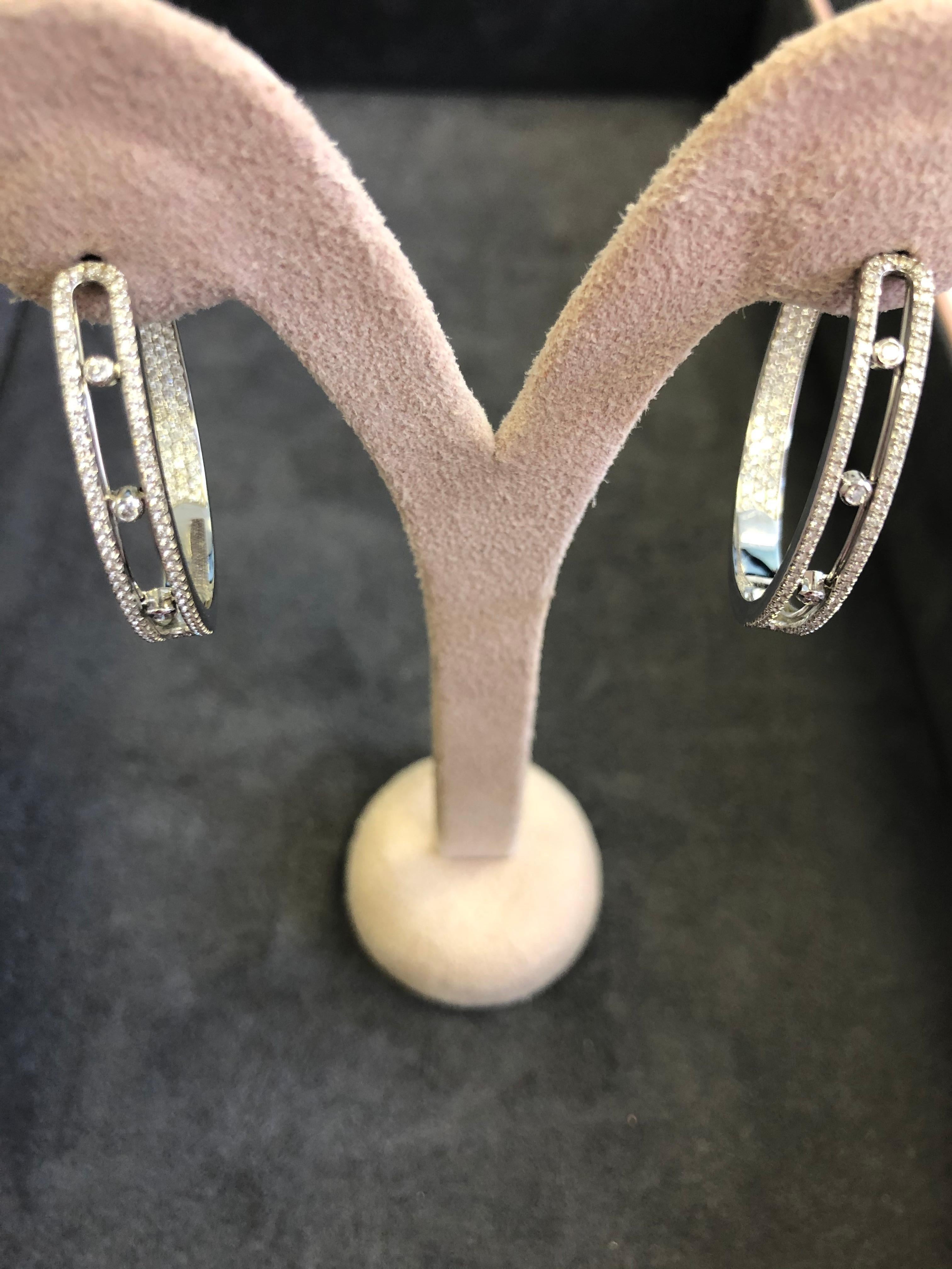 Pared down style and modern, these pavé hoop earrings by Maison Messka are the best everyday companions of a woman for a glamorous and stylish look. Diamond jewels of the Move Creole collection, these creations are recognizable by the diamonds in