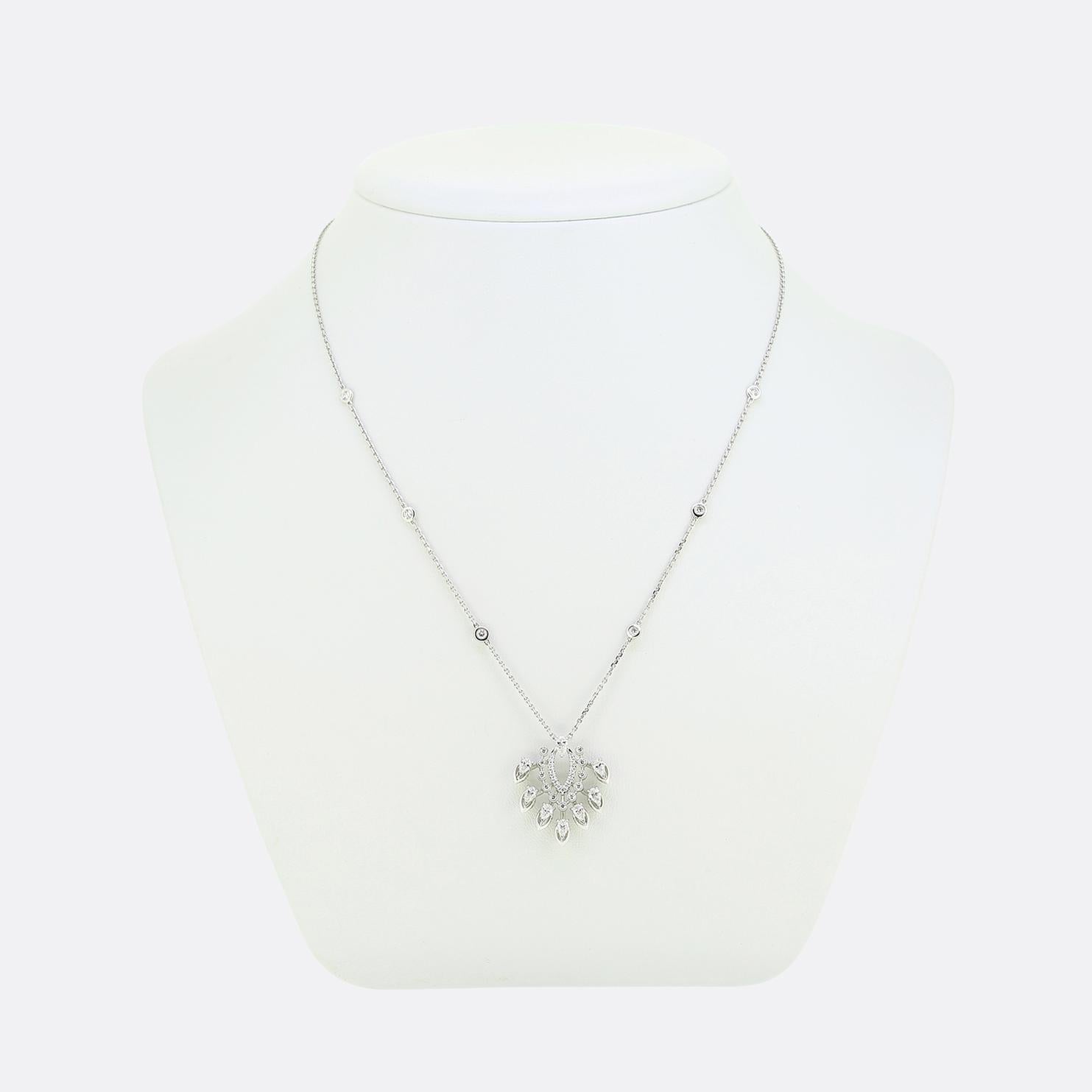 Ecco una squisita collana del rinomato designer di gioielli contemporanei Messika. Questo pezzo presenta un pendente centrale ornato da diamanti a taglio pera. Queste pietre primarie formano una disposizione elegante e simmetrica, creando un punto