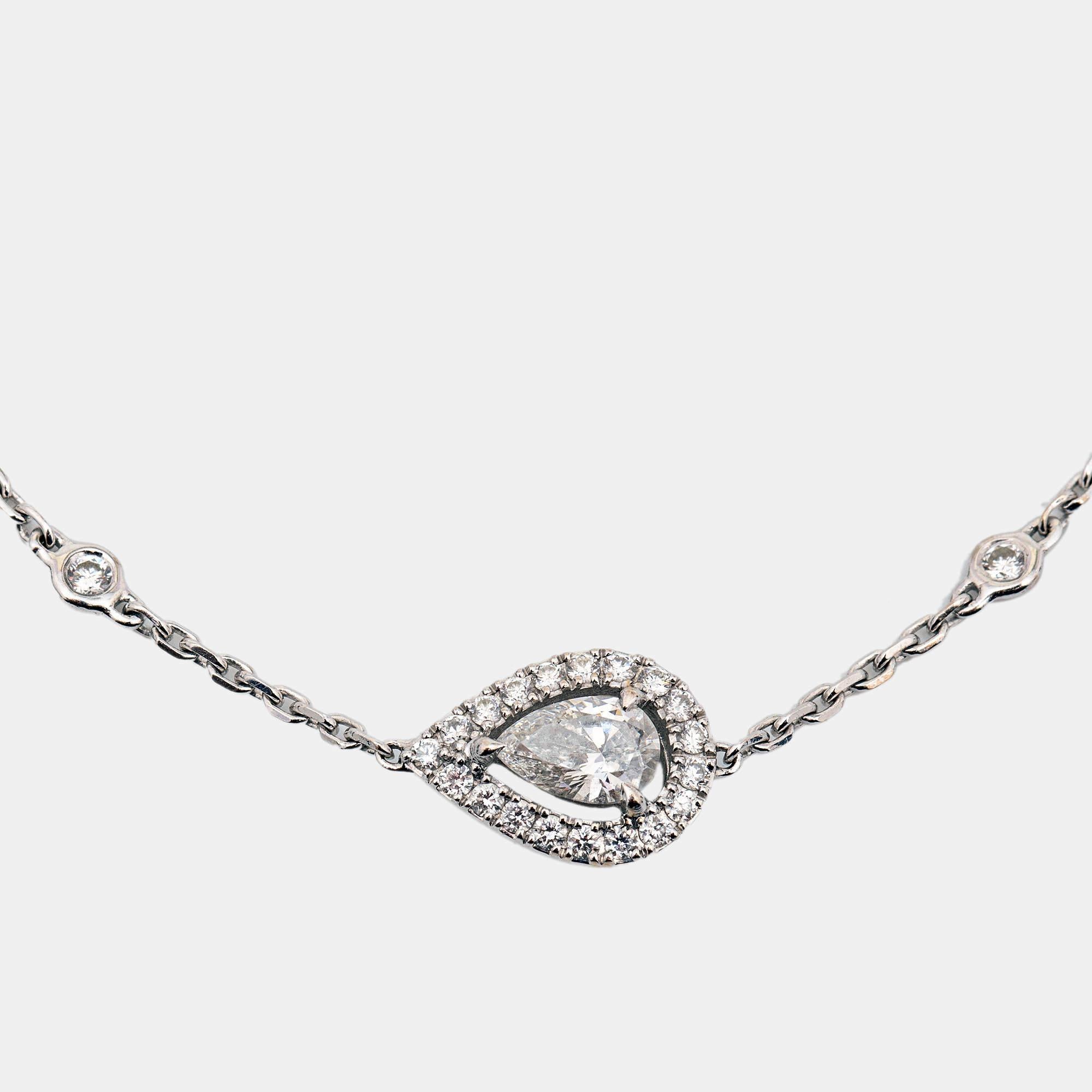 The Messika Joy Diamant Poire bracelet brings forward a pear-cut diamond encircled with little microset diamonds for a stunning visual. The chain also has bezel-set diamonds.

