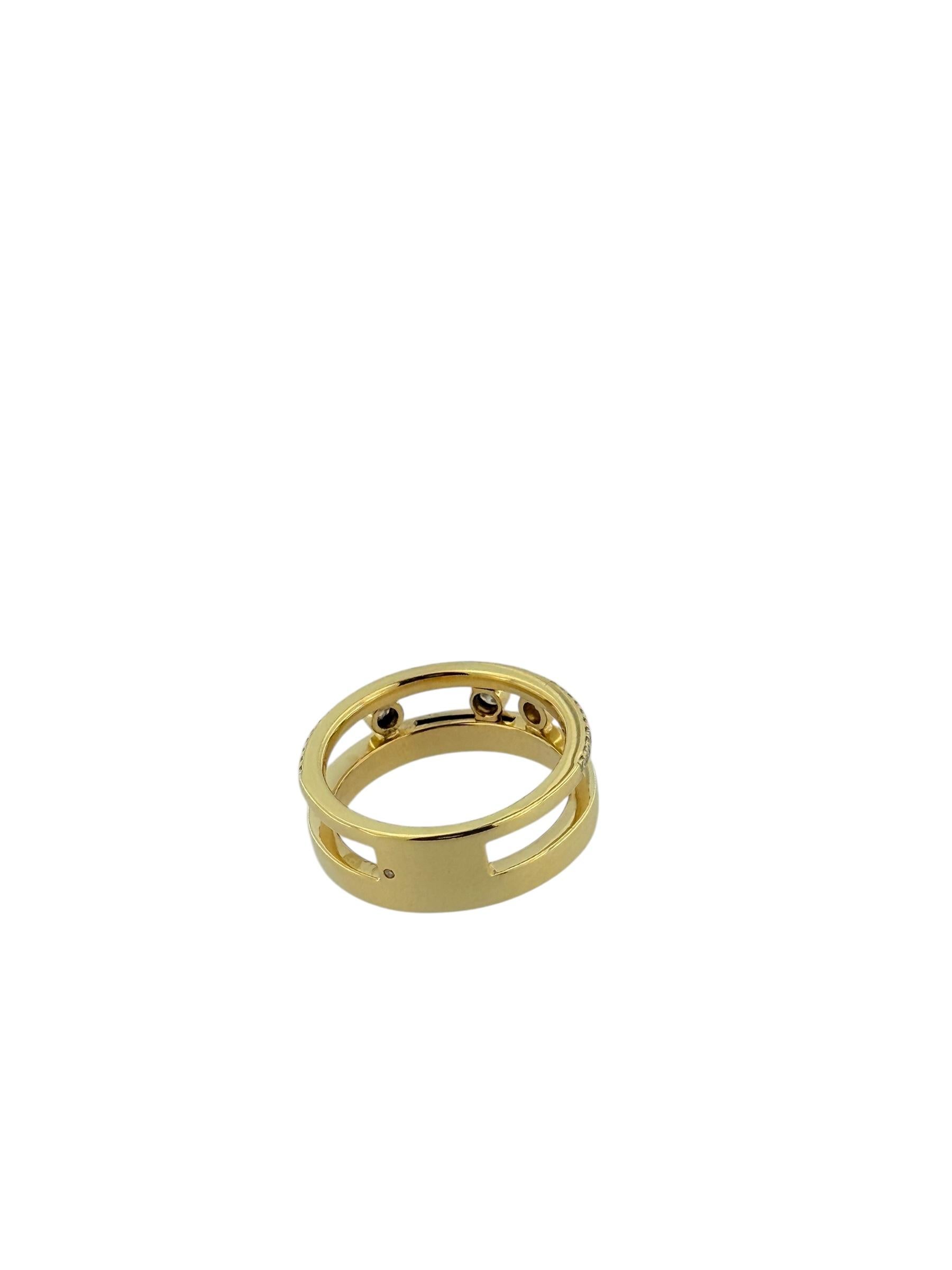 Largeur de la bande : 0,7 cm

Cette superbe bague Messika Move Romane est une création moderne et élégante, réalisée de main de maître en or jaune 18 carats. Le design incarne la signature esthétique de Messika, où les lignes contemporaines