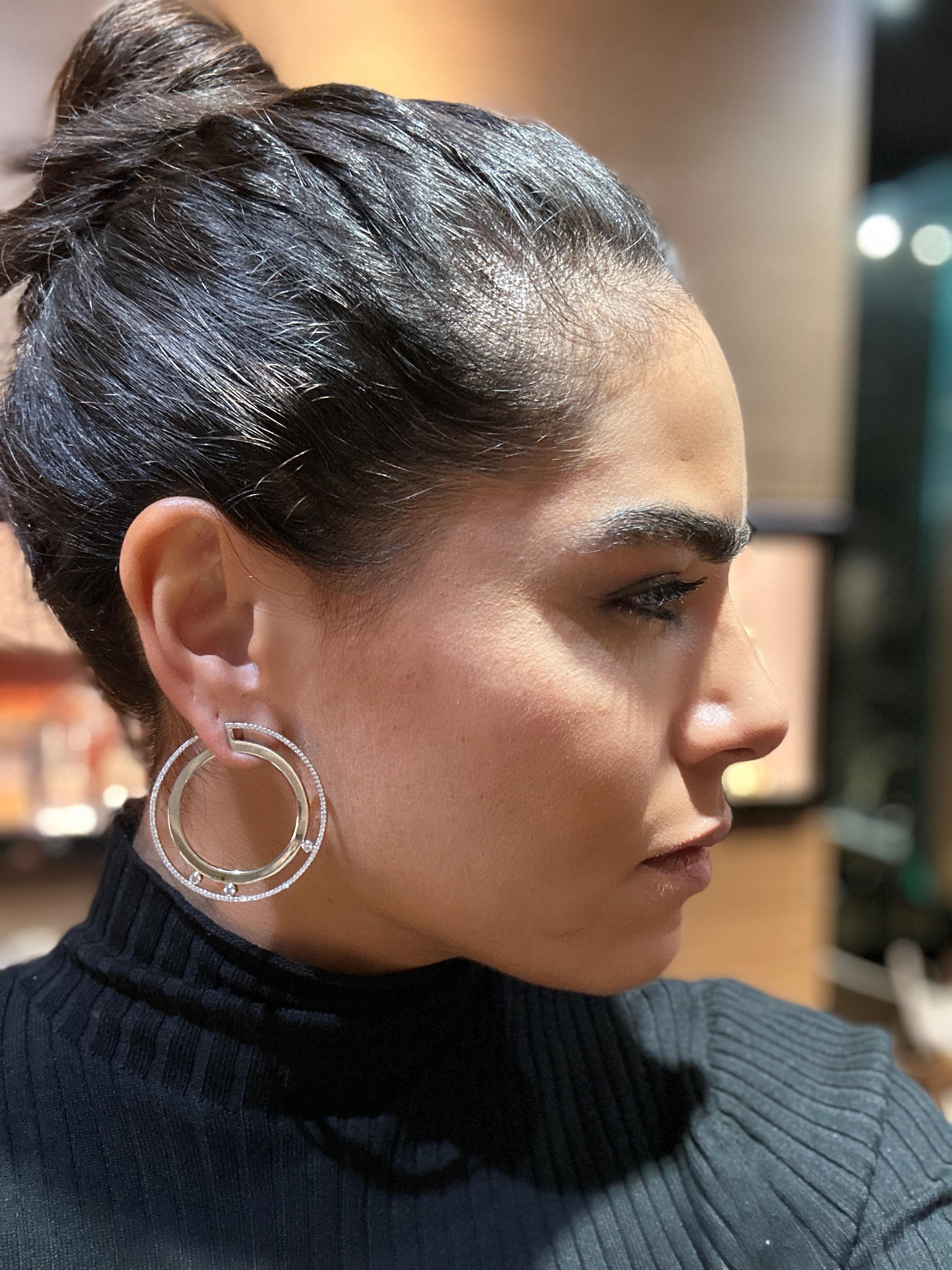 In a contemporary way, Messika combines the Move Romane model 18 carat white gold rings with diamonds threads and three moving diamonds to make the hoops elegant and modern. These large white gold hoop diamond earrings will perfectly place