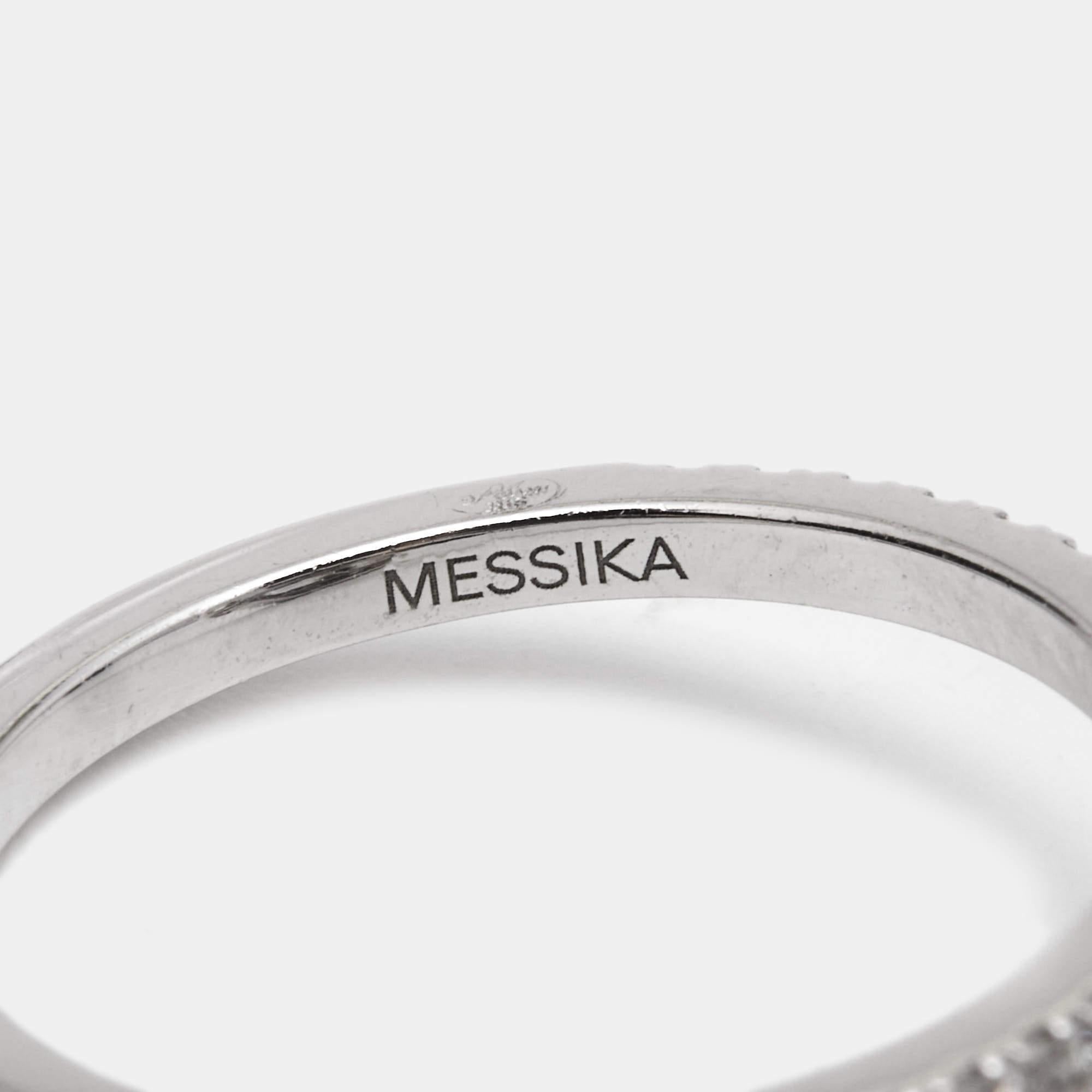 This ring addresses Messika's continued tribute to elegance and timelessness. It is crafted from 18k white gold as a diamond-studded band and added with a stunning cage drop. The ring exudes luxury in full light.

