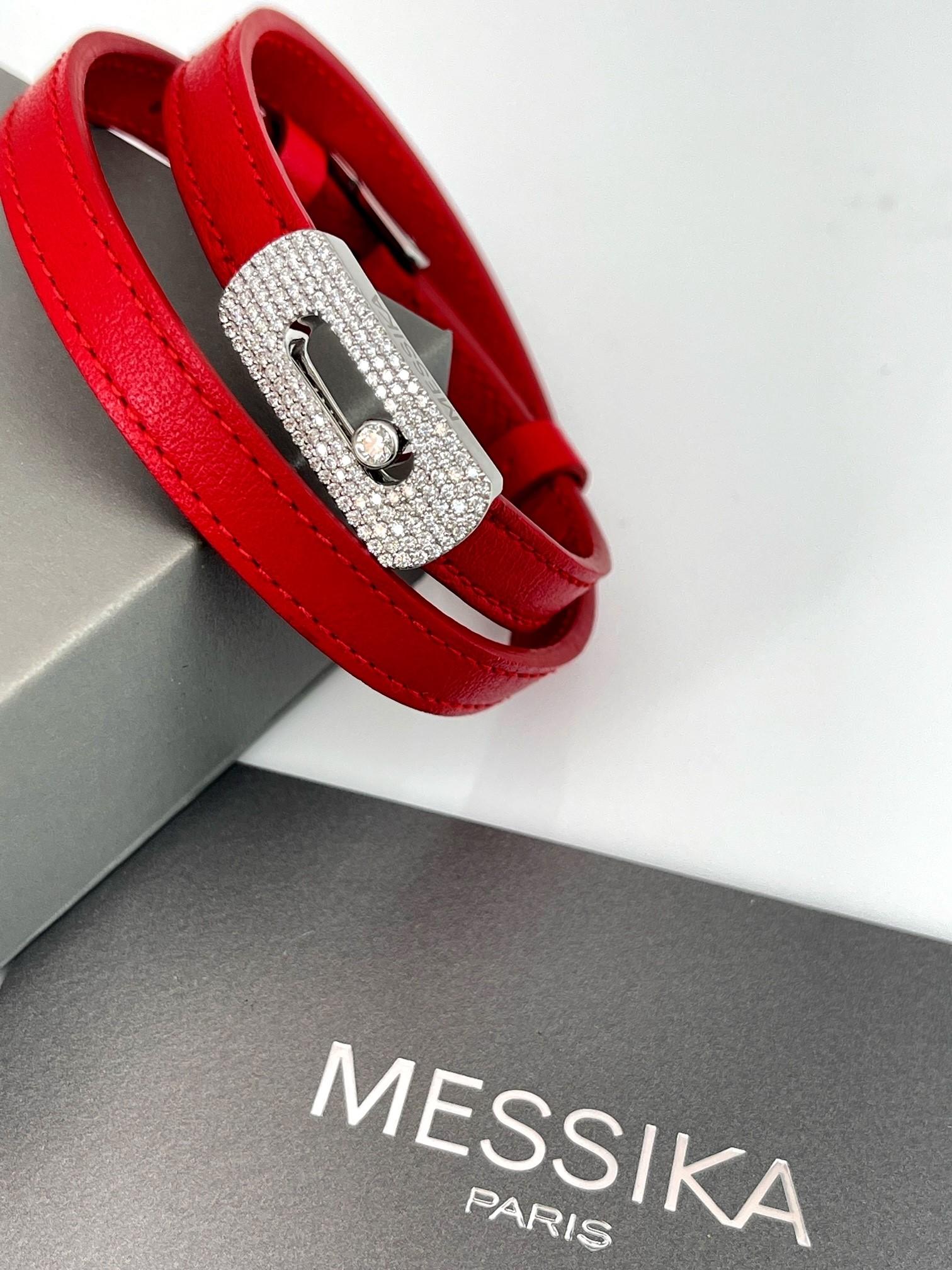 Descubre la pulsera MY MOVE y su motivo engastado con un diamante talla brillante en movimiento libre y la pulsera de doble vuelta de cuero.

Una pieza de joyería de lujo ultraversátil que se adapta a cualquier estilo, la compañera perfecta para el