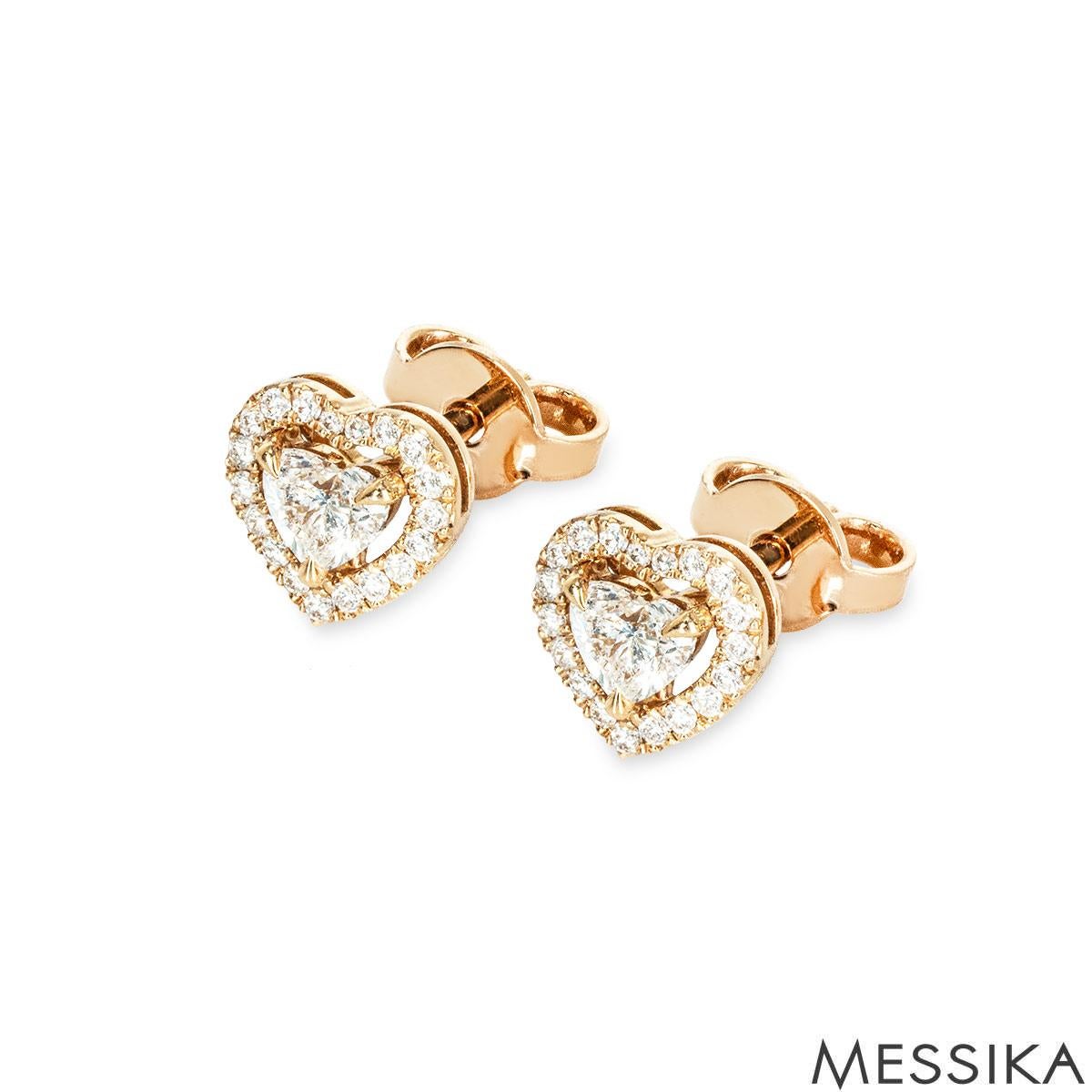 Uno splendido paio di orecchini con diamanti Joy Cœur in oro rosa 18k di Messika. Ogni orecchino presenta un diamante a forma di cuore da 0,15 carati, circondato da un'aureola di diamanti microincastonati, tutti ben assortiti per colore e purezza.