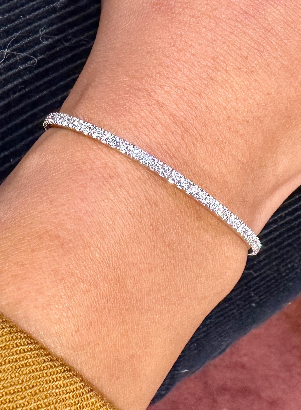 This beautiful and sophisticated Messika 18k white gold and diamonds bracelet is made to shine. Set with brilliant cut diamonds, this thread of light is very easy to put on and off the wrist and fits any morphology thanks to its flexibility. 
Skinny