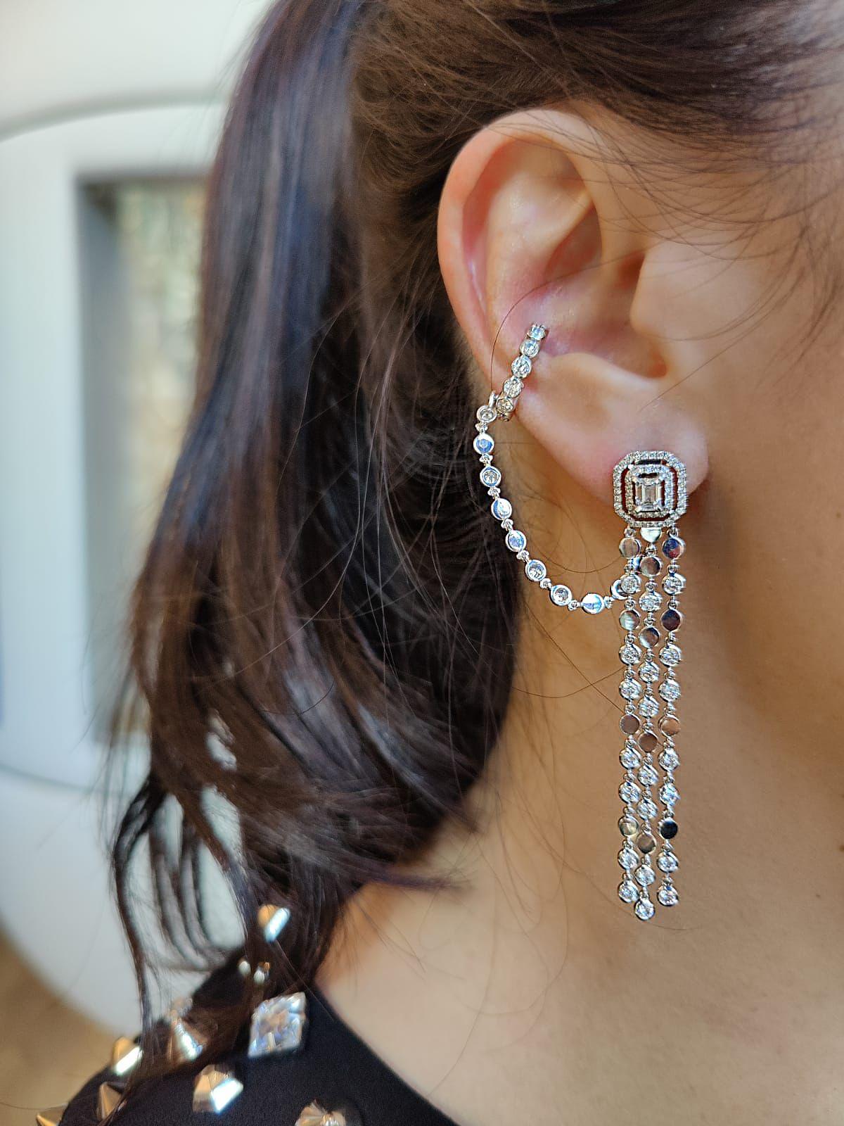 Die mehrreihigen Ohrringe D-Vibes von Messika aus Weißgold und Diamanten sind elegant und anmutig und verleihen jedem Look einen Hauch von Klasse. Sie sind abwechselnd ganz aus Gold und mit Diamanten besetzt und mit 2 Diamanten im Smaragdschliff von