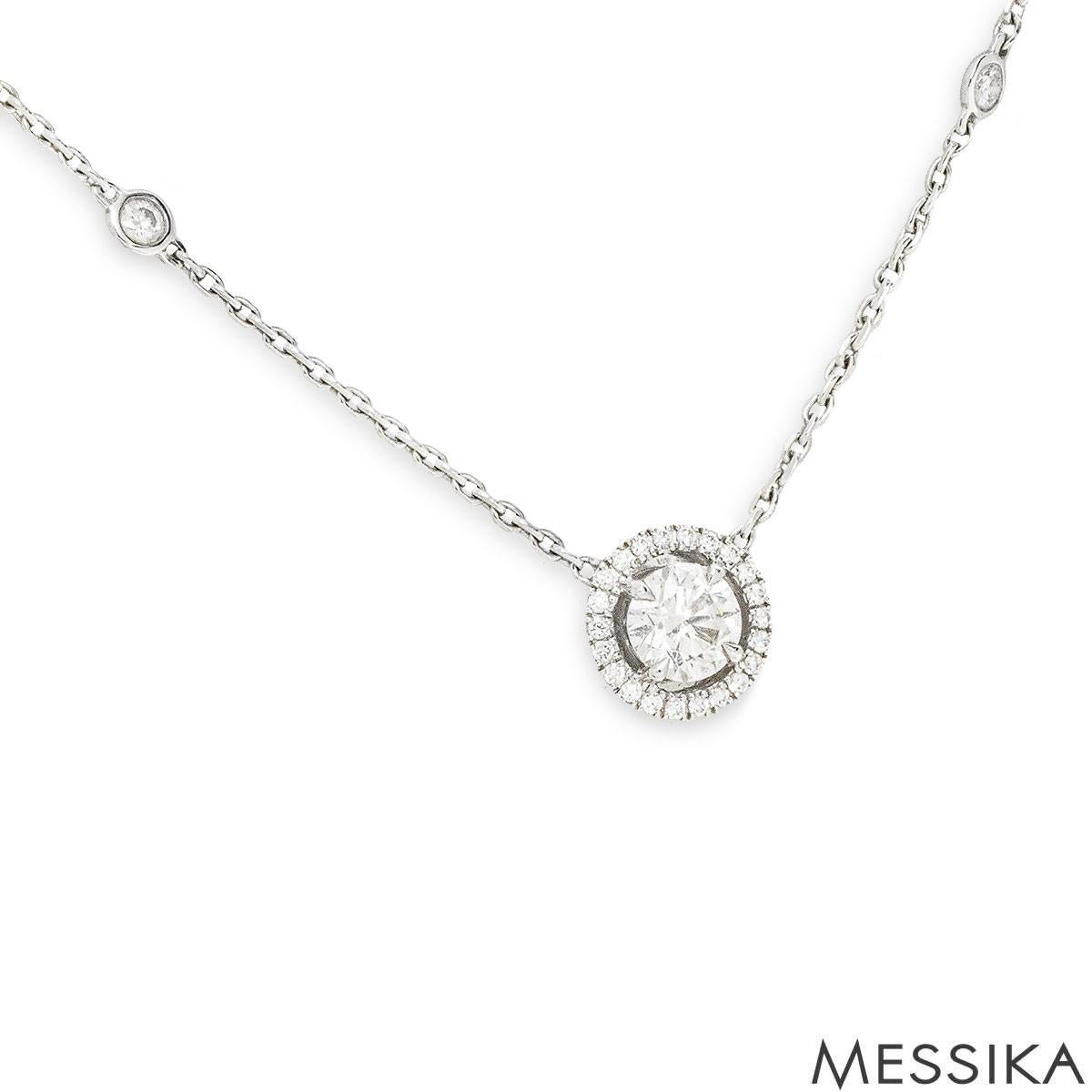 Collier Joy Cœur en or rose 18 carats et diamants de Messika. Un halo de diamants micro-sertis complète un diamant en forme de cœur de 0,15 carat, totalisant environ 0,28 carat, tous bien assortis en termes de couleur et de clarté. Le collier est
