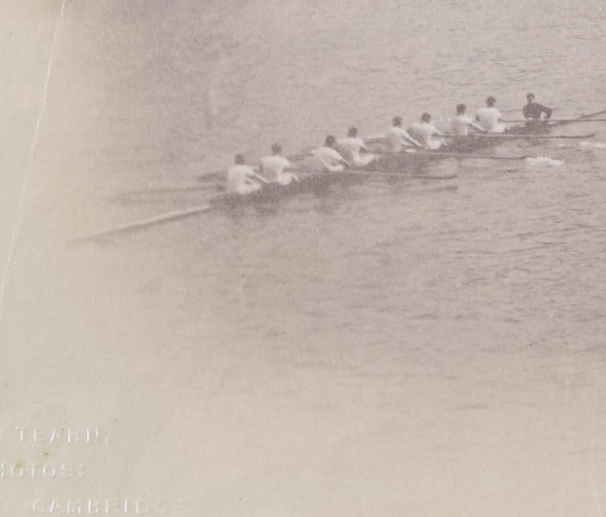 La course de bateaux à Hammersmith, 1912, impression albumen originale - Photograph de Messrs Stearn