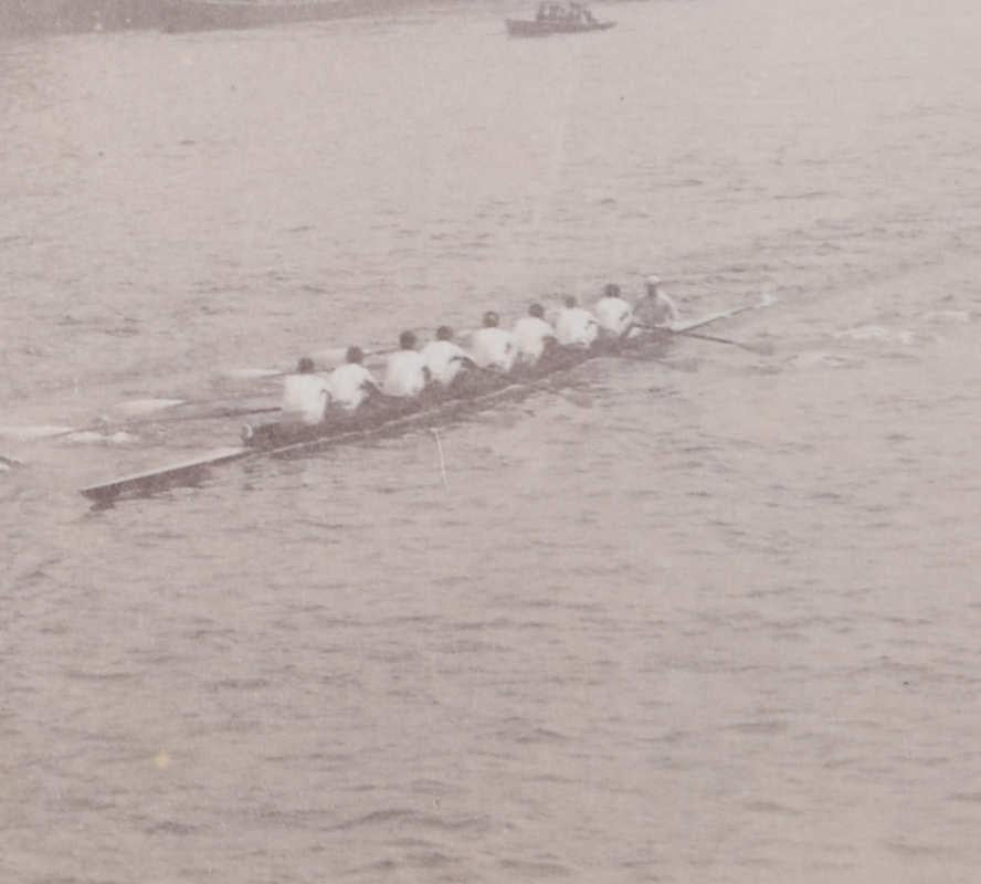La course de bateaux à Hammersmith, 1912, impression albumen originale - Photoréalisme Photograph par Messrs Stearn