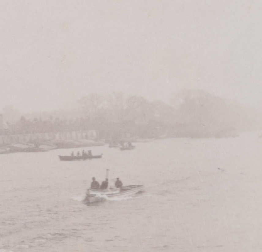 La course de bateaux à Hammersmith, 1912, impression albumen originale - Gris Figurative Photograph par Messrs Stearn