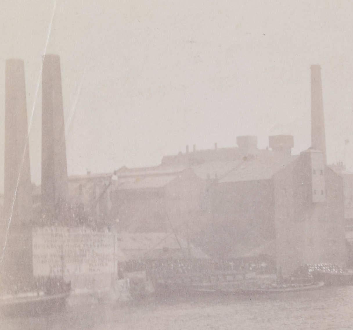 MM. Stearn
La 69e course de bateaux à Hammersmith, 1912
Tirage à l'albumine 
16 x 21 cm

Cette photographie représente Oxford et Cambridge au coude à coude à Hammersmith lors de la course de bateaux Oxford-Cambridge de 1912. Cet événement s'est