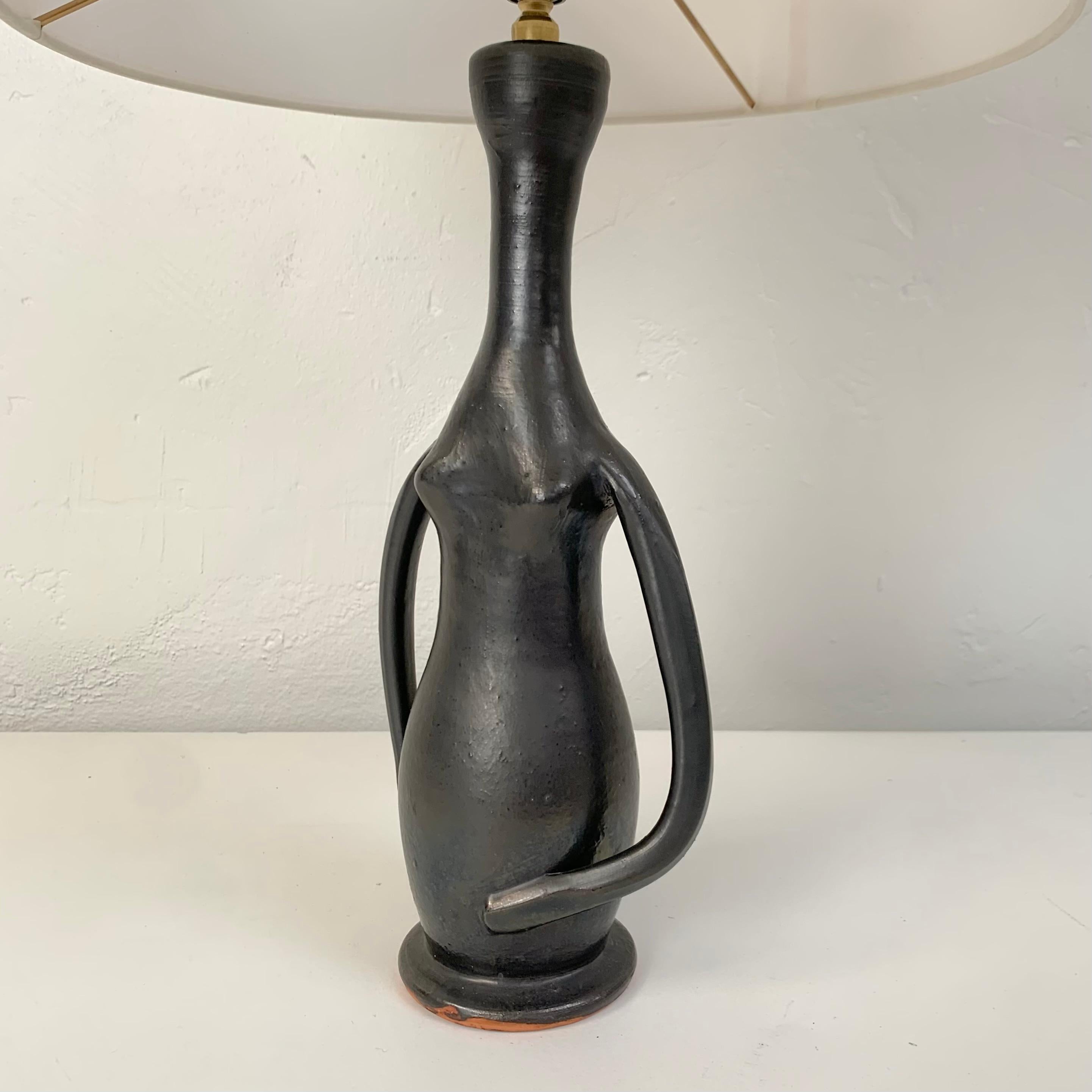 Met De Penninghen Antropomorphe Keramik-Tischlampe, um 1950, Frankreich. (Emailliert) im Angebot