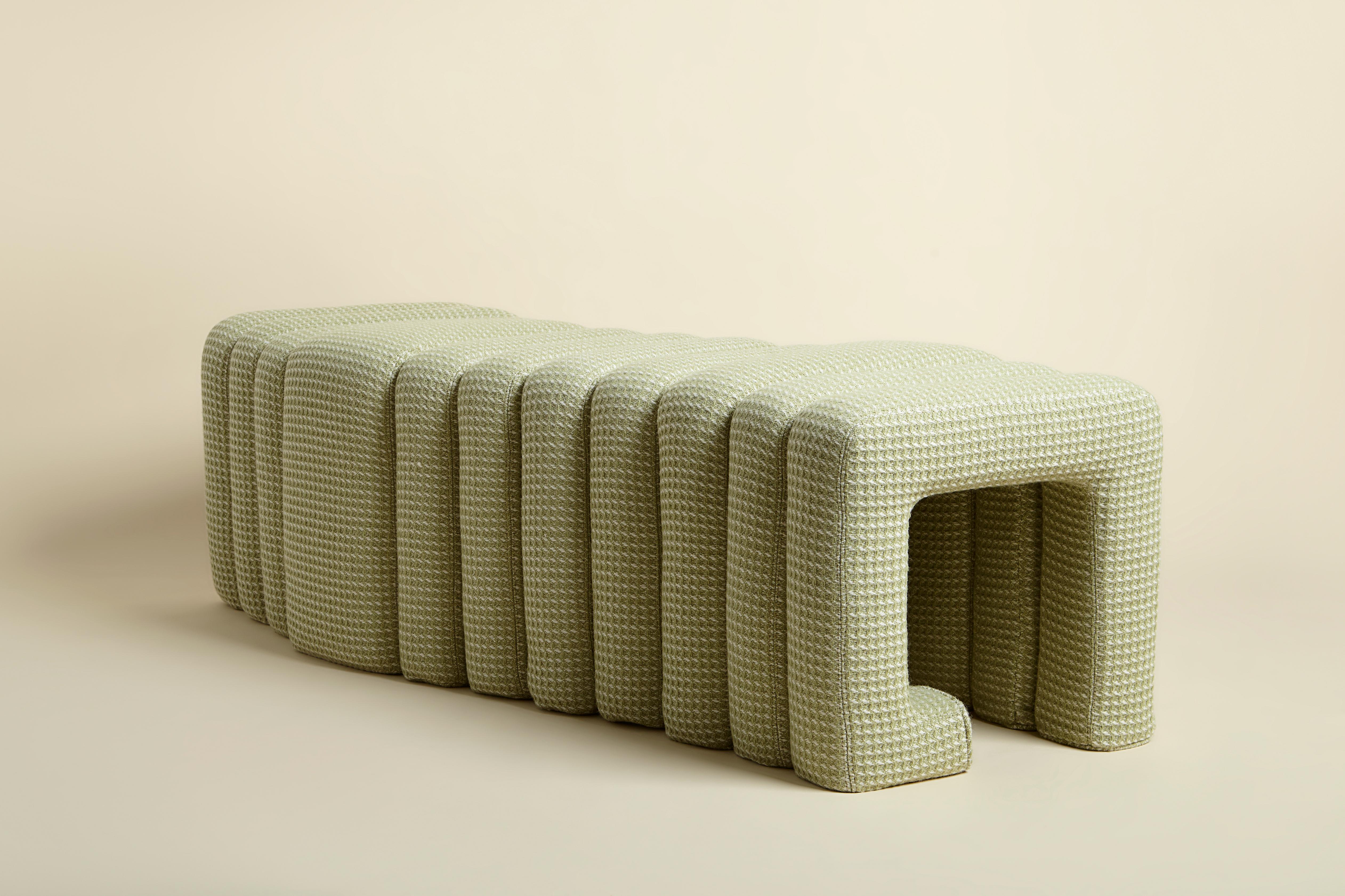 Banc Meta de Jaclyn Pappalardo
Dimensions : L 152 x P 51 x H 48 cm
MATERIAL : Bois de pin, mousse d'ameublement et bute 100% pure laine vierge.

Jaclyn est une designer et fabricante basée à Londres. Sa formation en scénographie alimente son travail