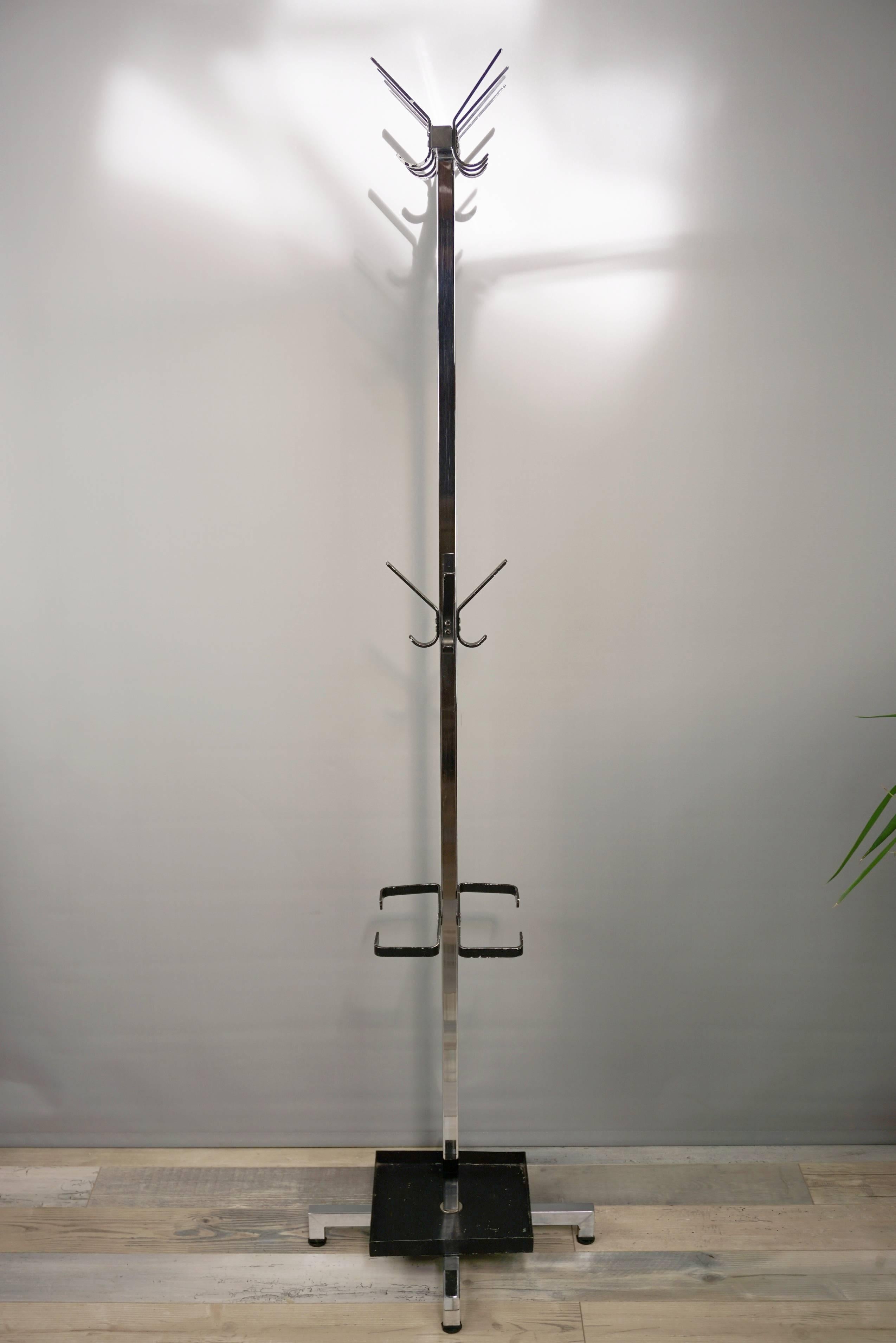 Streamlined and classy, with an undeniable industrial look, do not be afraid of its thorns as this all-metal coat rack, design from the 1960s and recalling the work of Willem Hendrik (WH) Gispen (pioneer of functionalist Dutch design) will be the