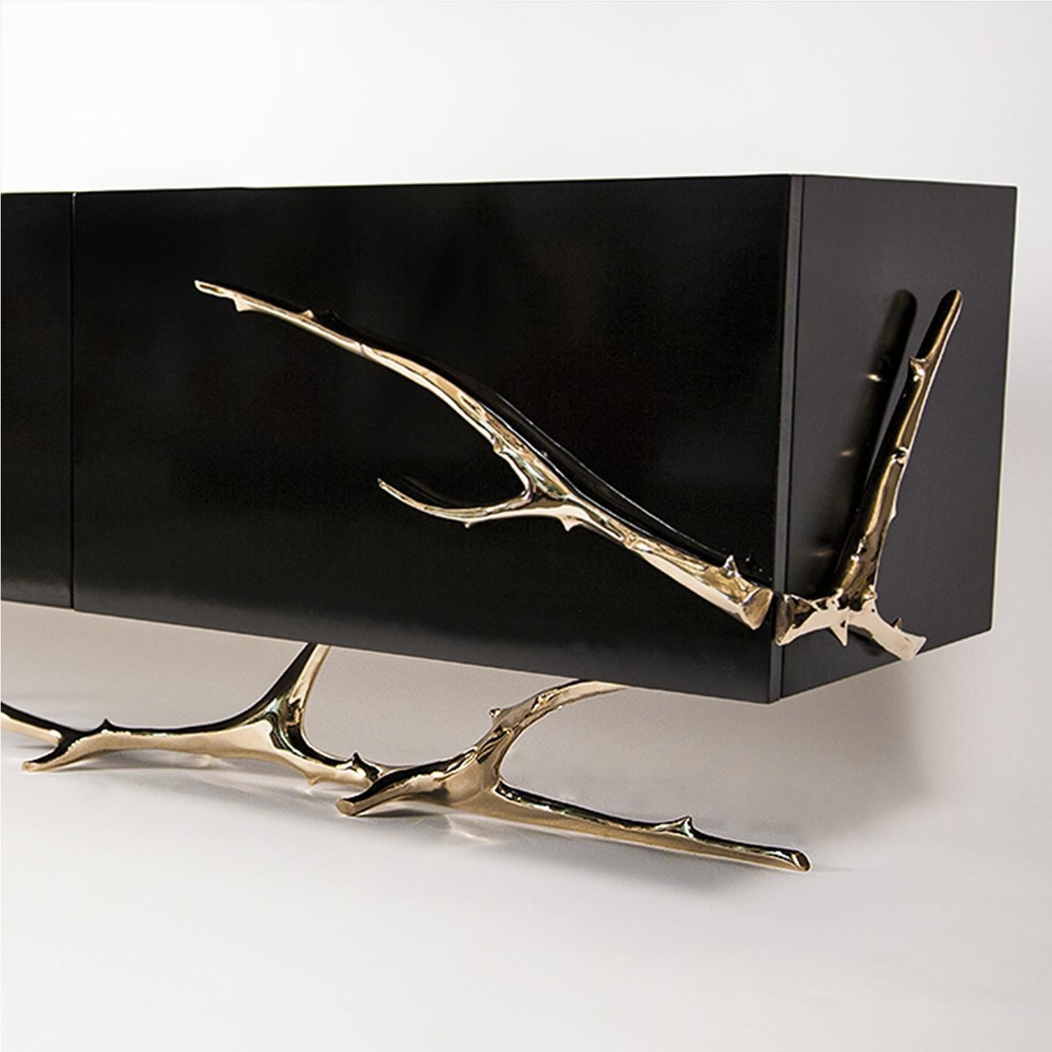 Die Meta Credenza von Barlas Baylar ist ein funktionales Kunstobjekt, das aus einem Gehäuse aus schwarzem Klavierlack besteht, das elegant von Zweigen aus polierter Bronze oder Edelstahl umschlossen wird.  Das Ergebnis ist die dekadente Meta