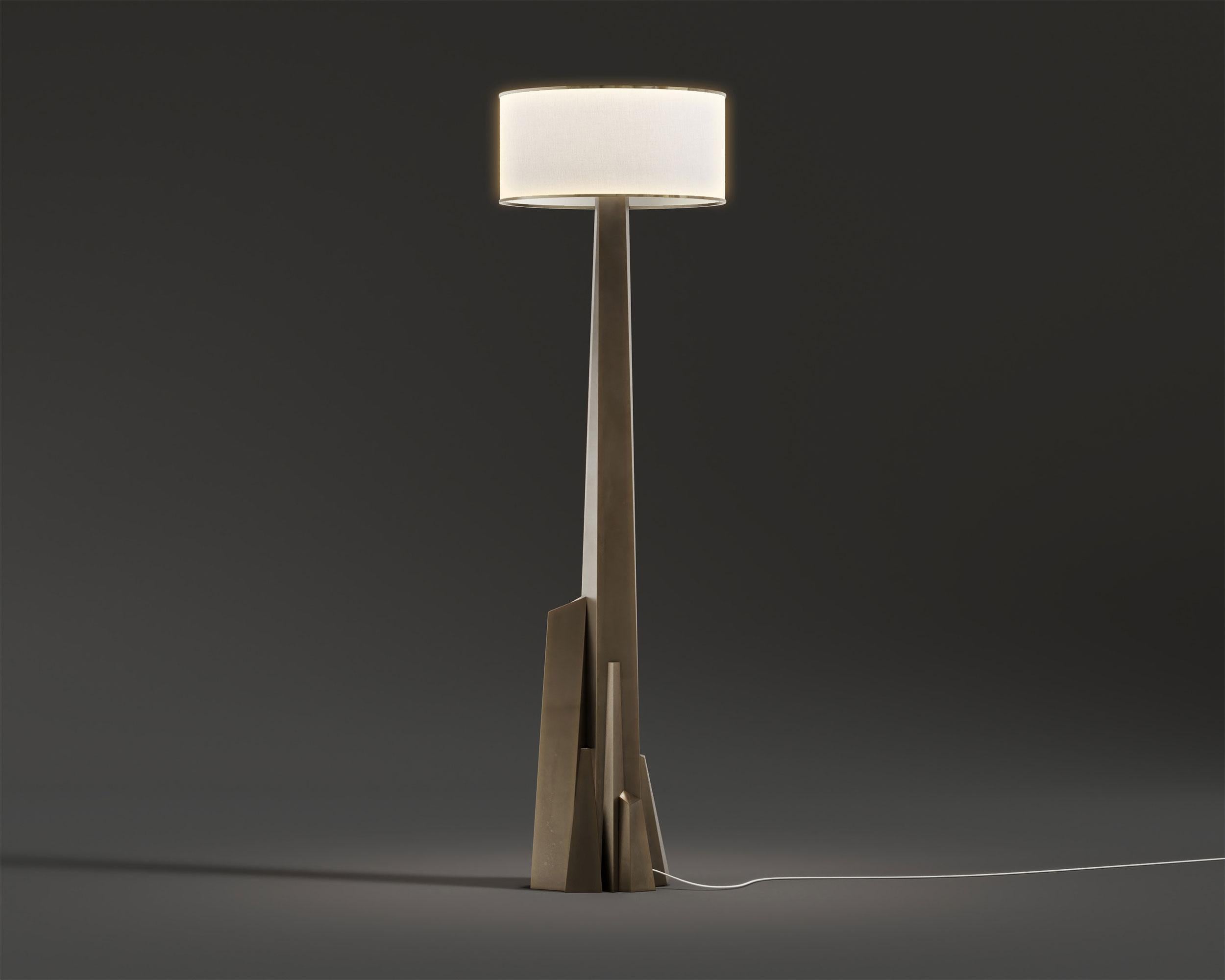 Meta Kristall Stehleuchte

Meta Crystal Floor Lamp verkörpert Schönheit und Stabilität mit zeitlosem Reiz. Der Sockel ist von einem Kristallcluster inspiriert und wird in zwei atemberaubenden Ausführungen sorgfältig gefertigt:

- Hochglanzpolierte