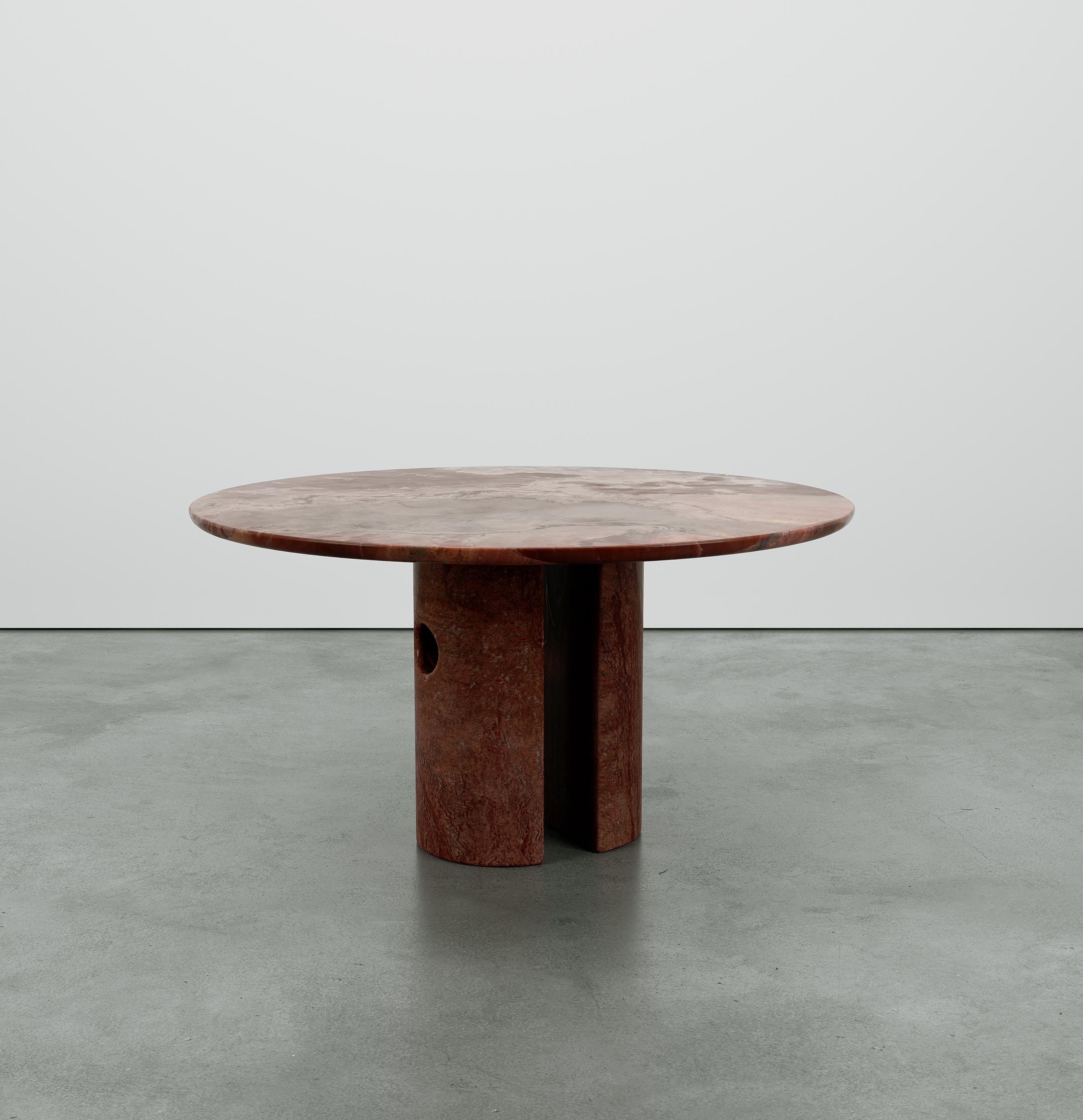 Inspirée par la géométrie euclidienne, la table Meta exprime un équilibre de simplicité et d'élégance qui évoque une combinaison de qualités brutes et primitives. Les pieds de style monolithique sont taillés dans un seul bloc de pierre pour former